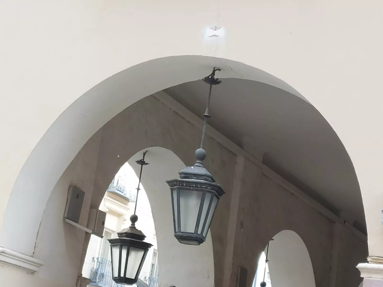 Desprendimiento controlado de cascotes en el Coso Alto