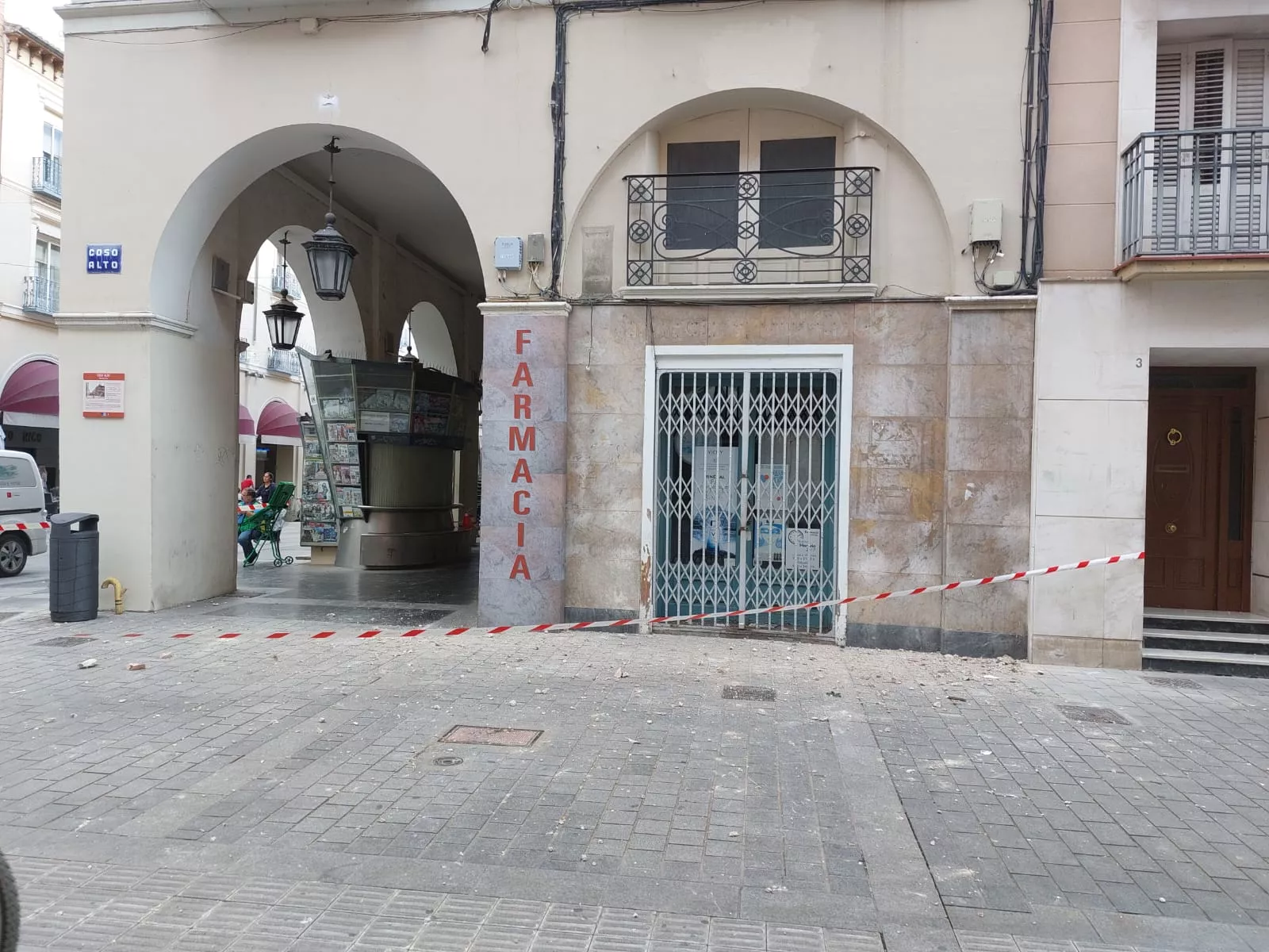 Desprendimiento controlado de cascotes en el Coso Alto