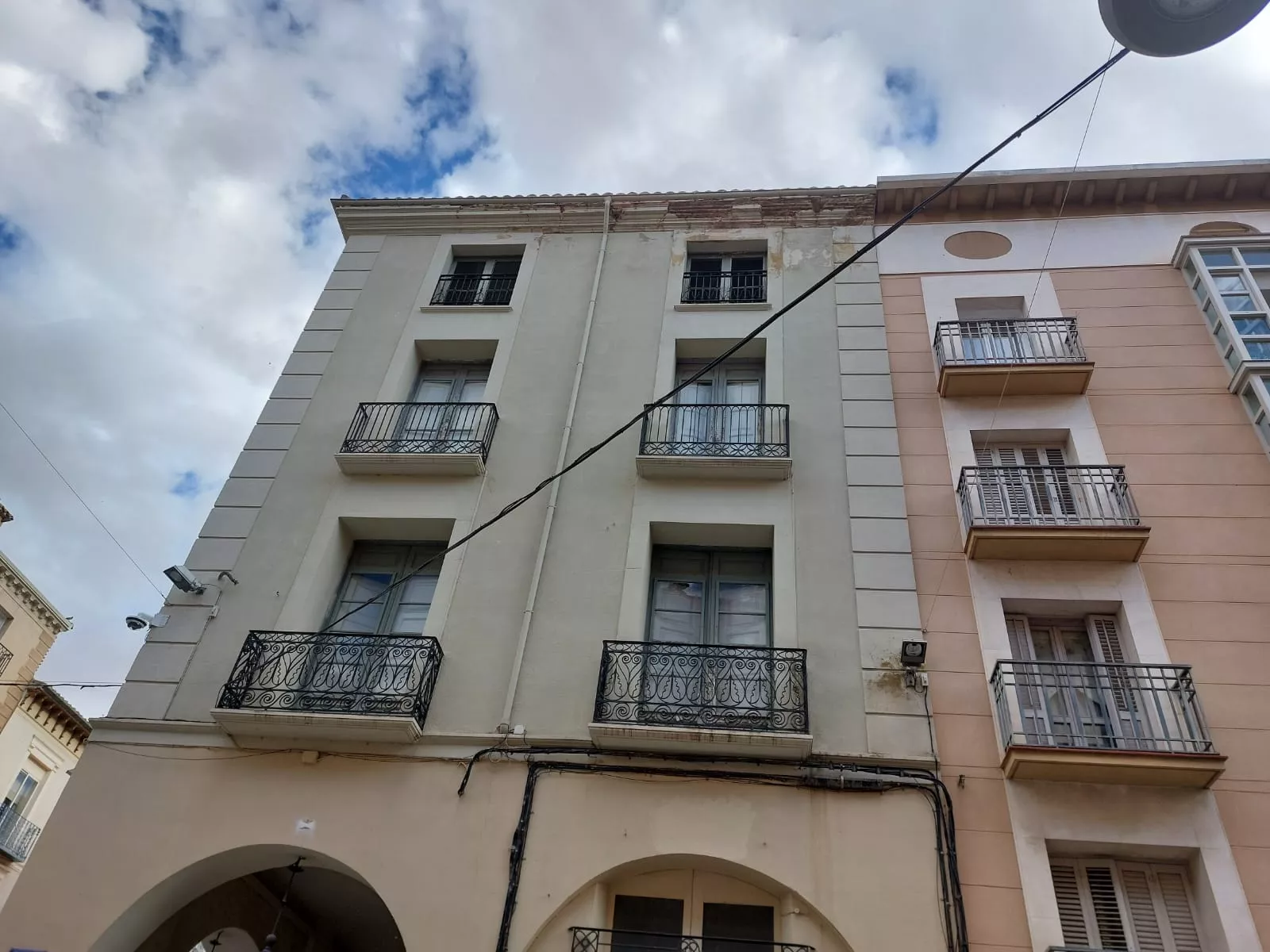 Desprendimiento controlado de cascotes en el Coso Alto