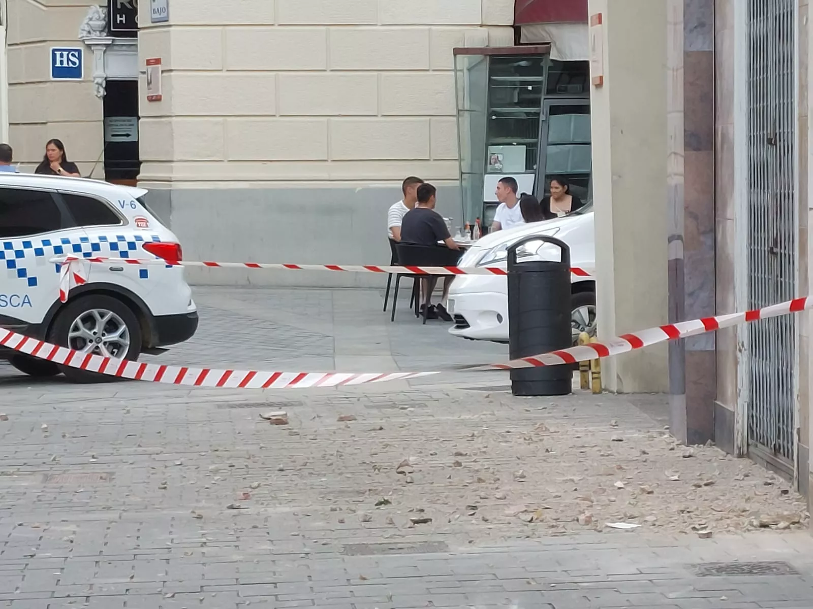 Desprendimiento controlado de cascotes en el Coso Alto