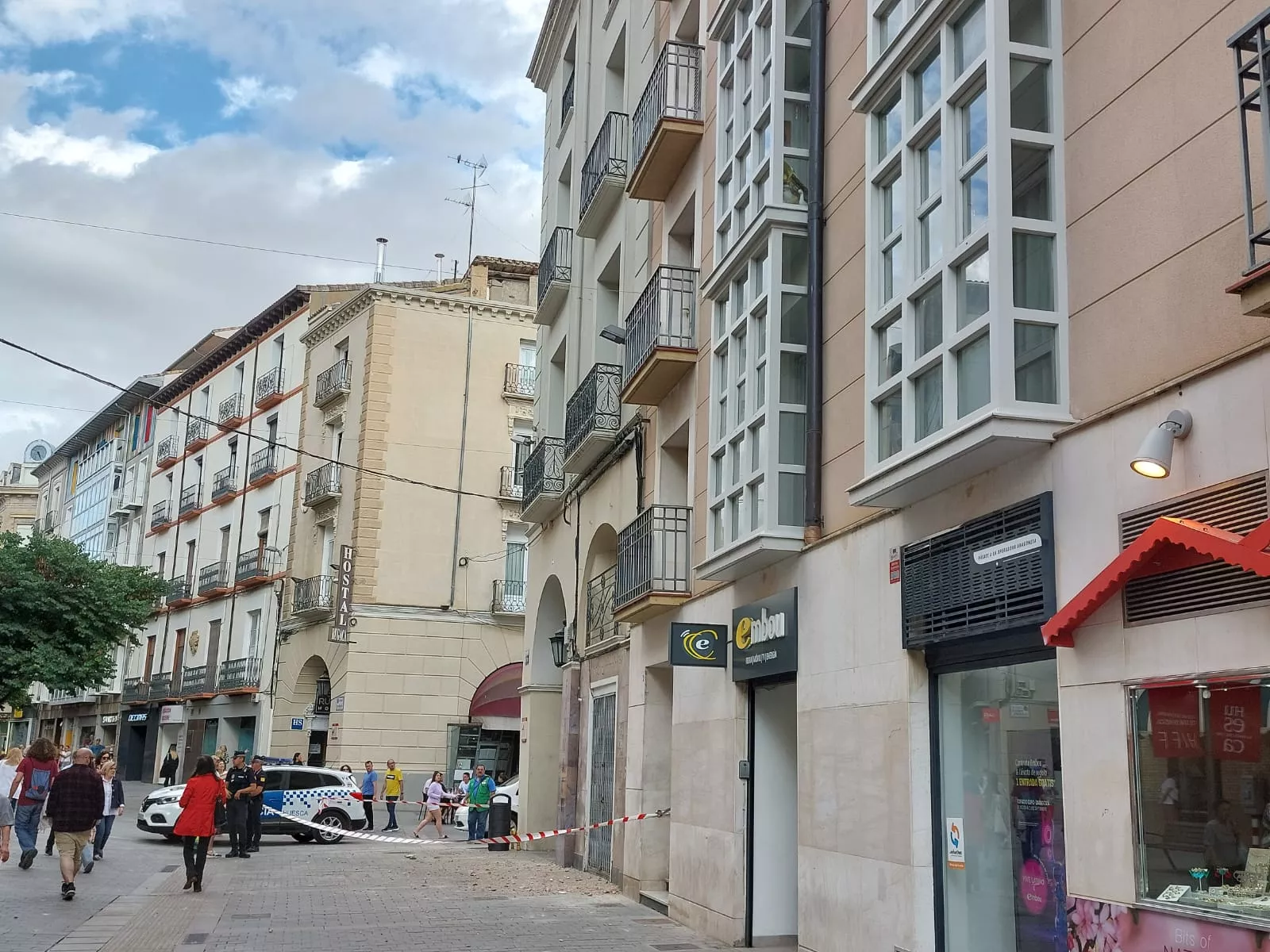 Desprendimiento controlado de cascotes en el Coso Alto