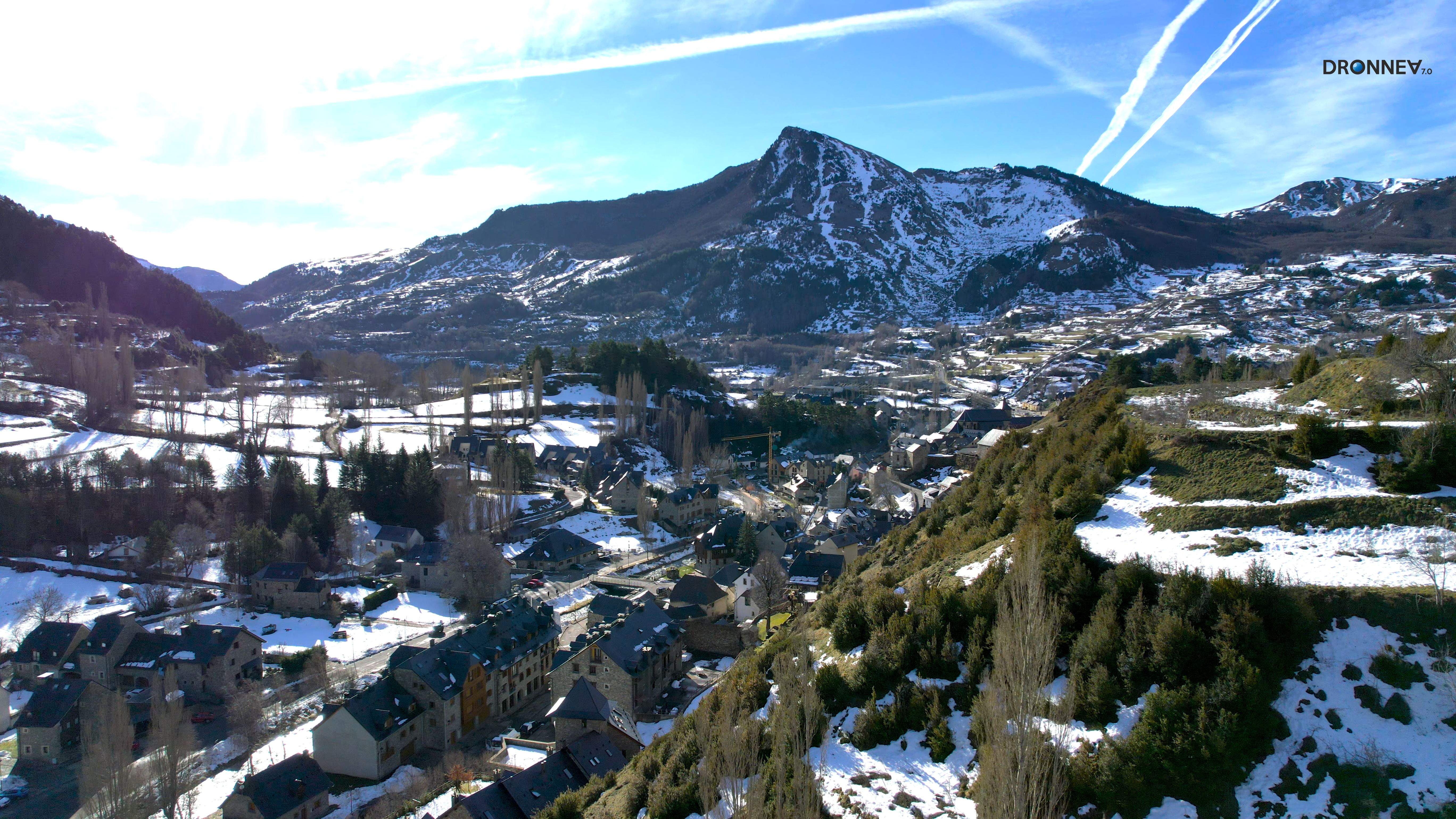 Fermín Arrudi, abarcas imposibles, 2,29 metros, aprendió que lo más grande de Sallent de Gállego es la poesía. Y la búsqueda filosófica de su grandeza.