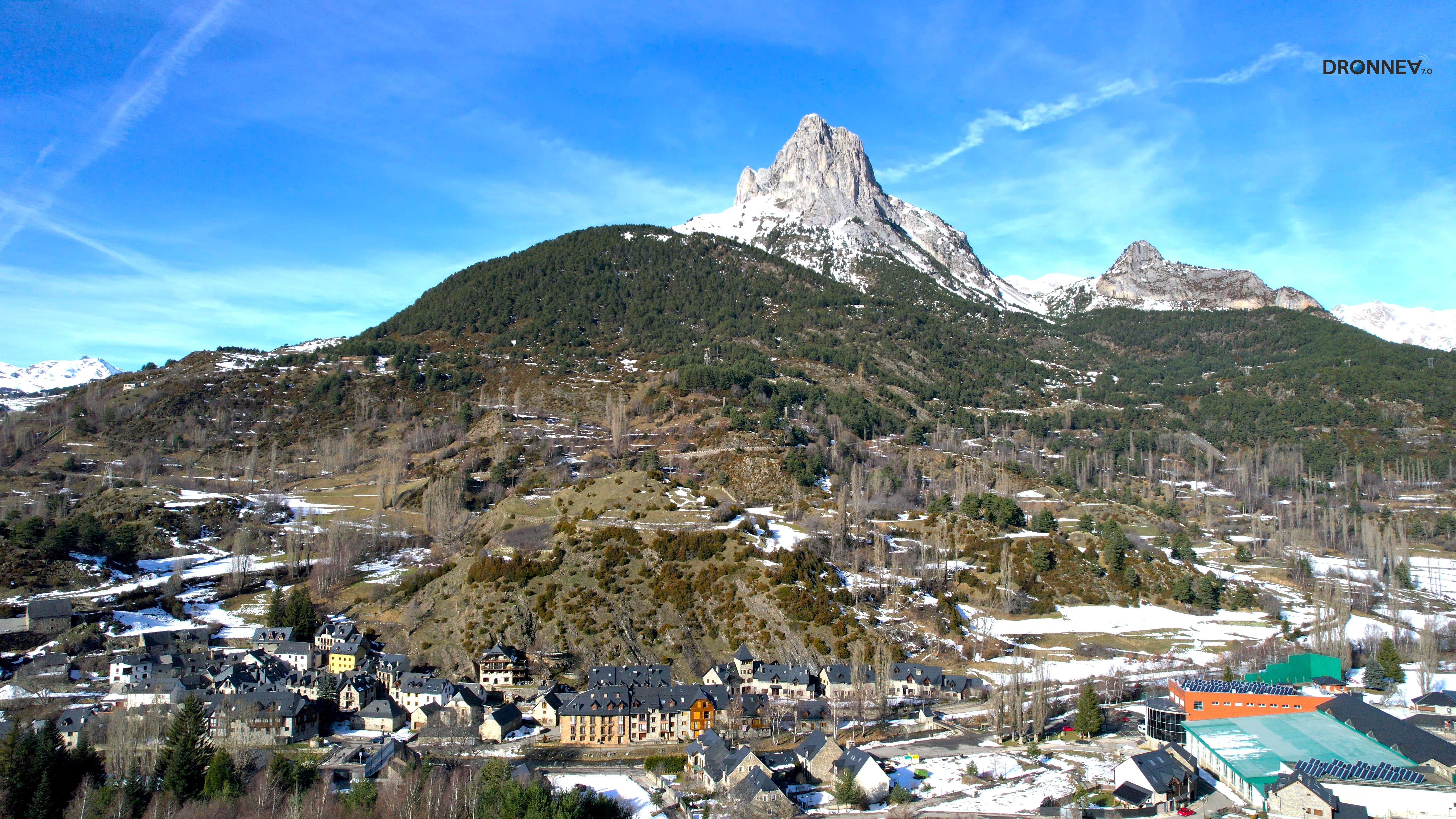 Peña Foratata. Es la jefa de los tresmiles que recorren los Pirineos en Sallent de Gállego. Impone. Y expone.