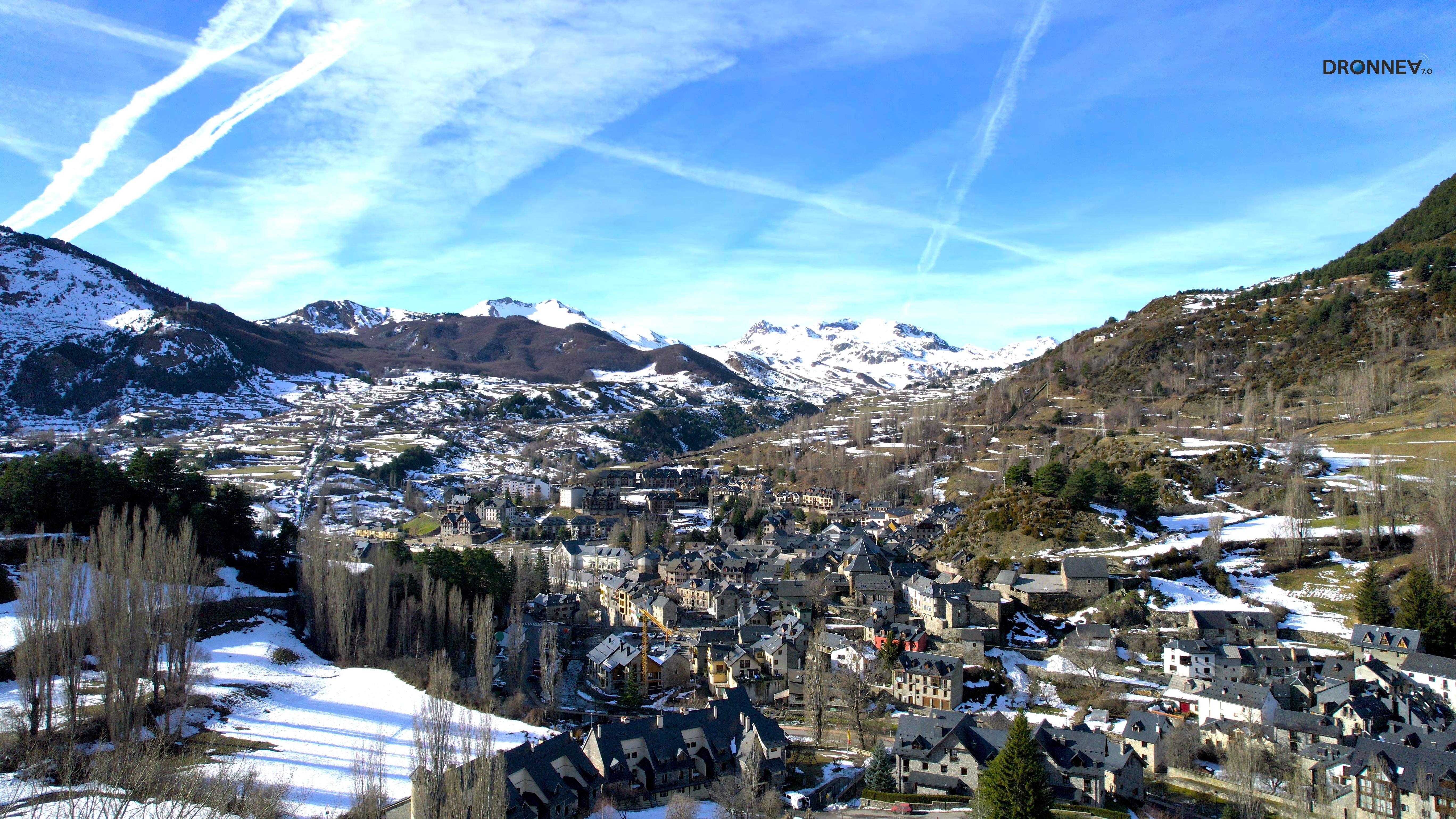 Sallent de Gállego, en el valle de Tena, a vista de dron. Foto Dronnea