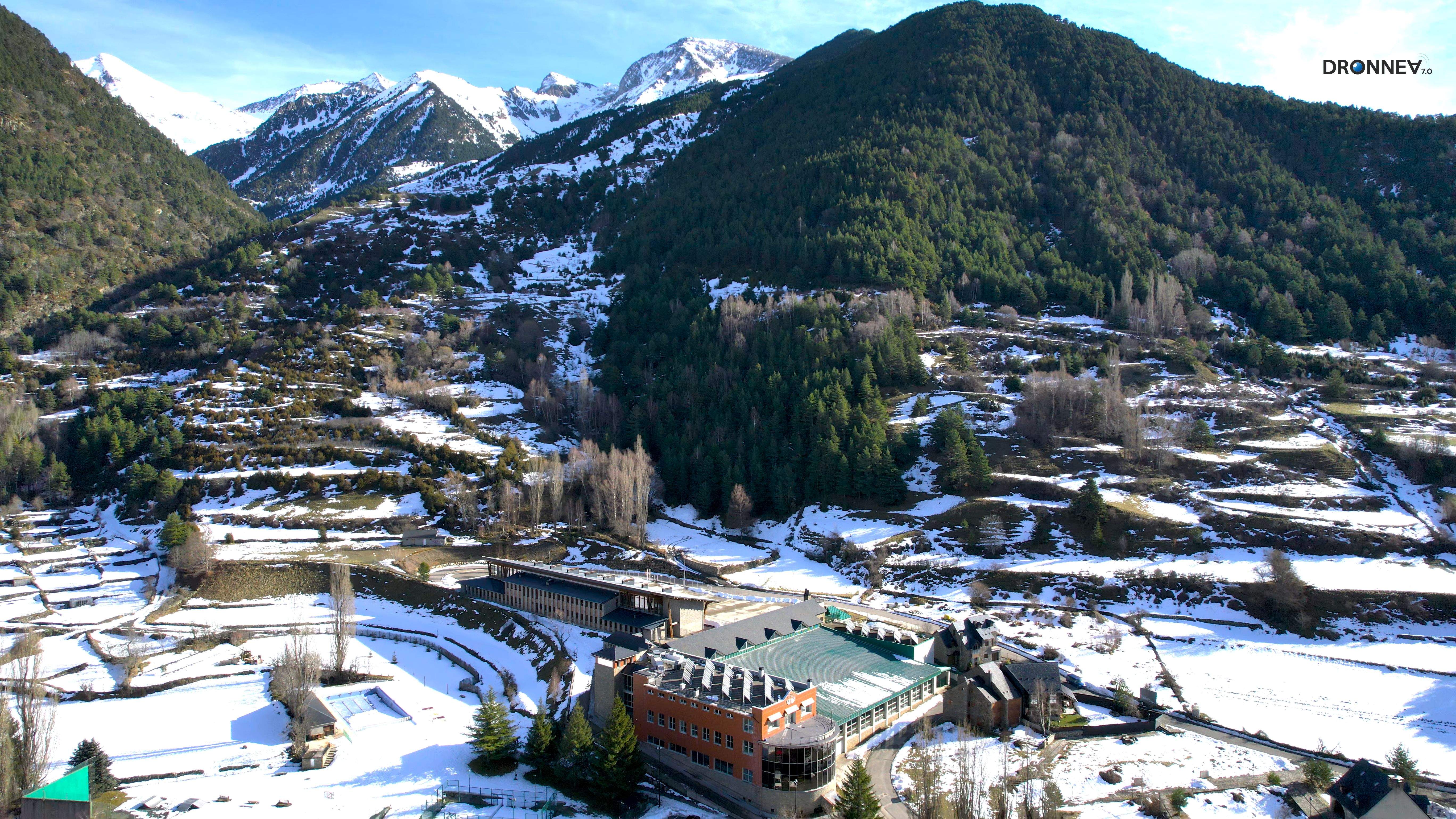 Es algo más que nieve. Es algo más que esquí. Es la forma en la que Dios ha enviado a la Virgen de las Nieves para conducir las pinceladas de la naturaleza. Y ahí mismo coloca las casas, los árboles y al hombre en el centro de la creación.