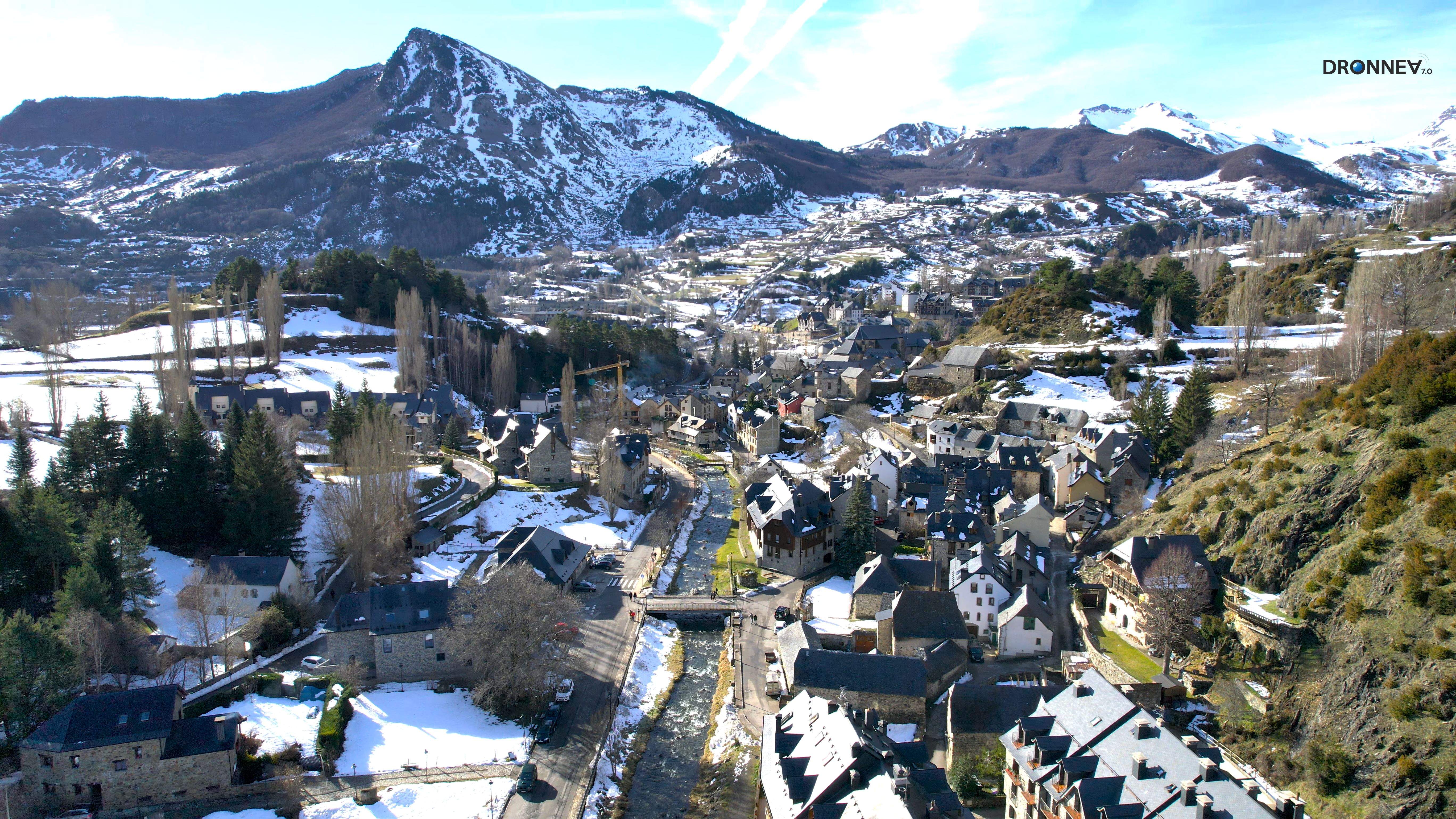 El río Aguas Limpias y el Gállego explican el carácter fértil de Sallent de Gállego. El Puente del Paco explica la dirección que guía la vida.