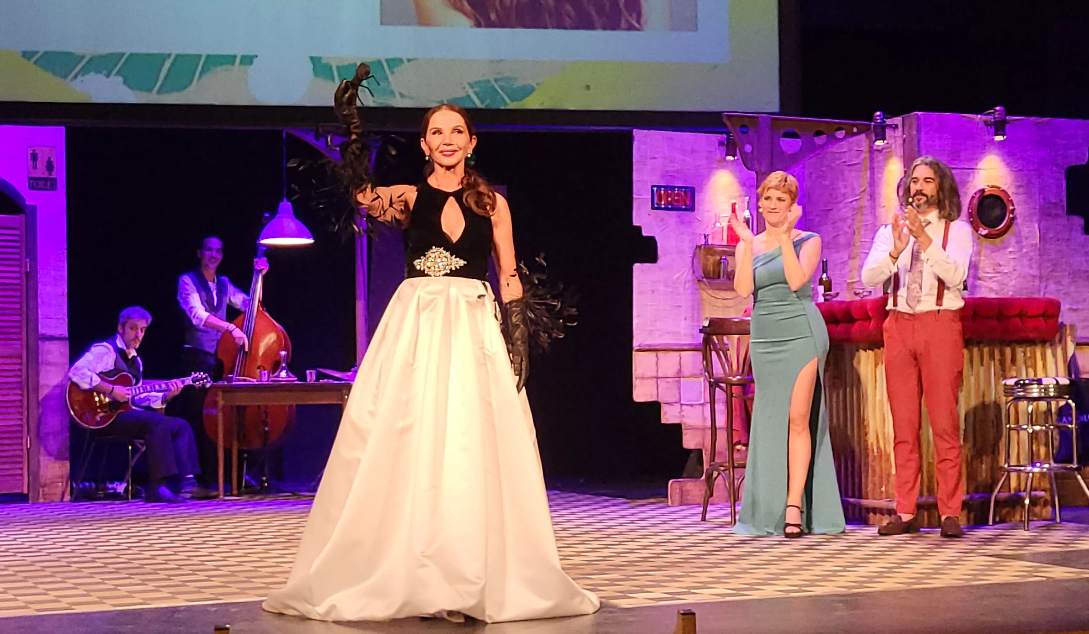 Victoria Abril muestra su premio Luis Buñuel. Foto Mercedes Manterola