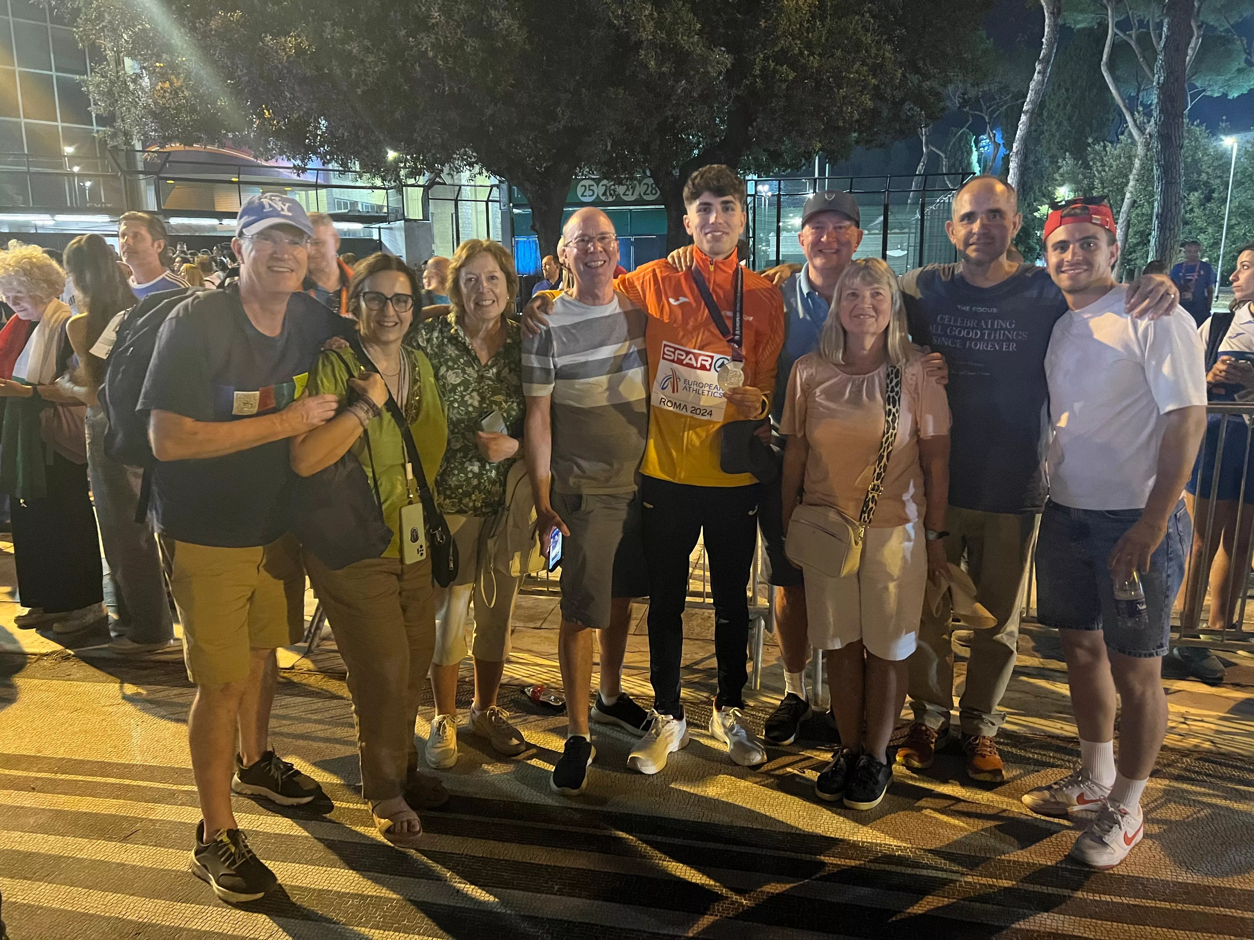 Paul Mcgrath rodeado de sus padres, familiares y amigos tras lograr la medalla en Roma.