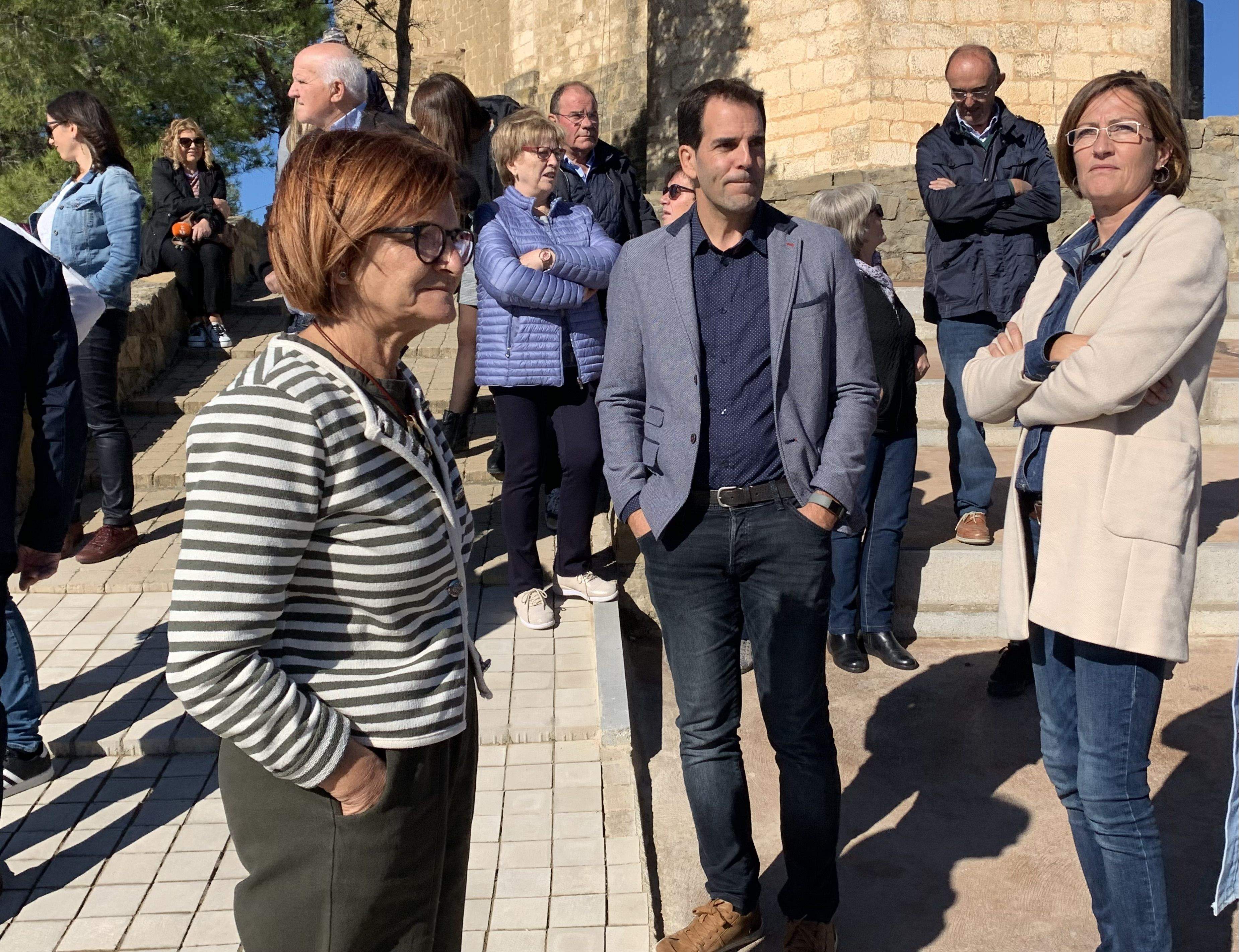 Maribel de Pablo, Daniel Gracia e Isabel Lisa junto a vecinos de la localidad en la inauguración. Foto: DPH