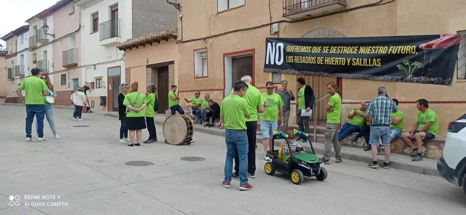 Participantes esta mañana en la protesta ante la expropiación de terreno en Salillas.