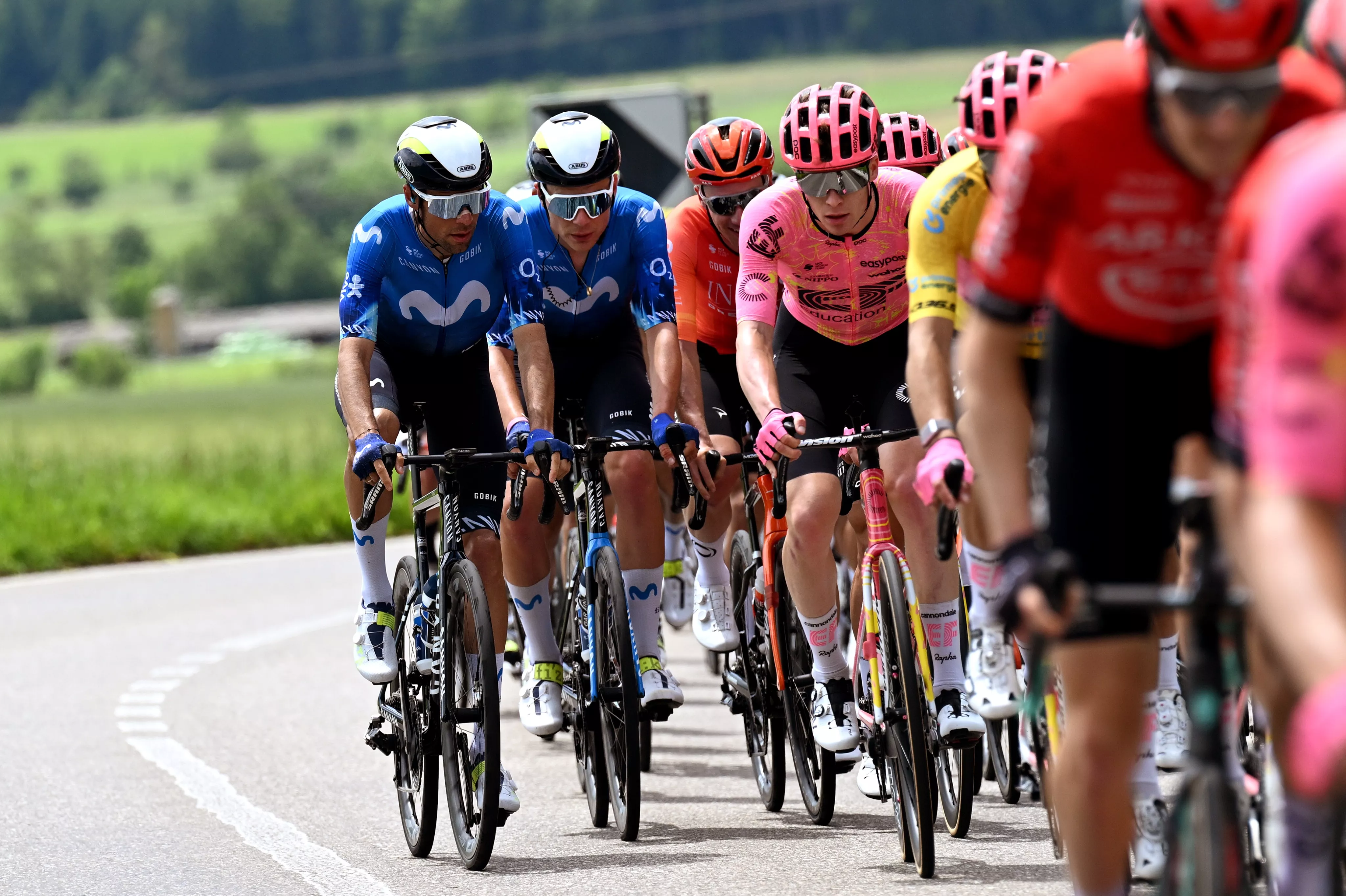 Arcas, a la izquierda del pelotón en el Tour de Suiza. Foto: GettySport