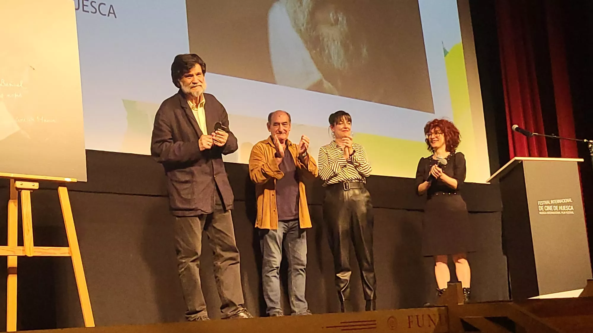Víctor Erice con la Hormiga que materializa el Premio Luis Buñuel del Festival Internacional de Cine de Huesca