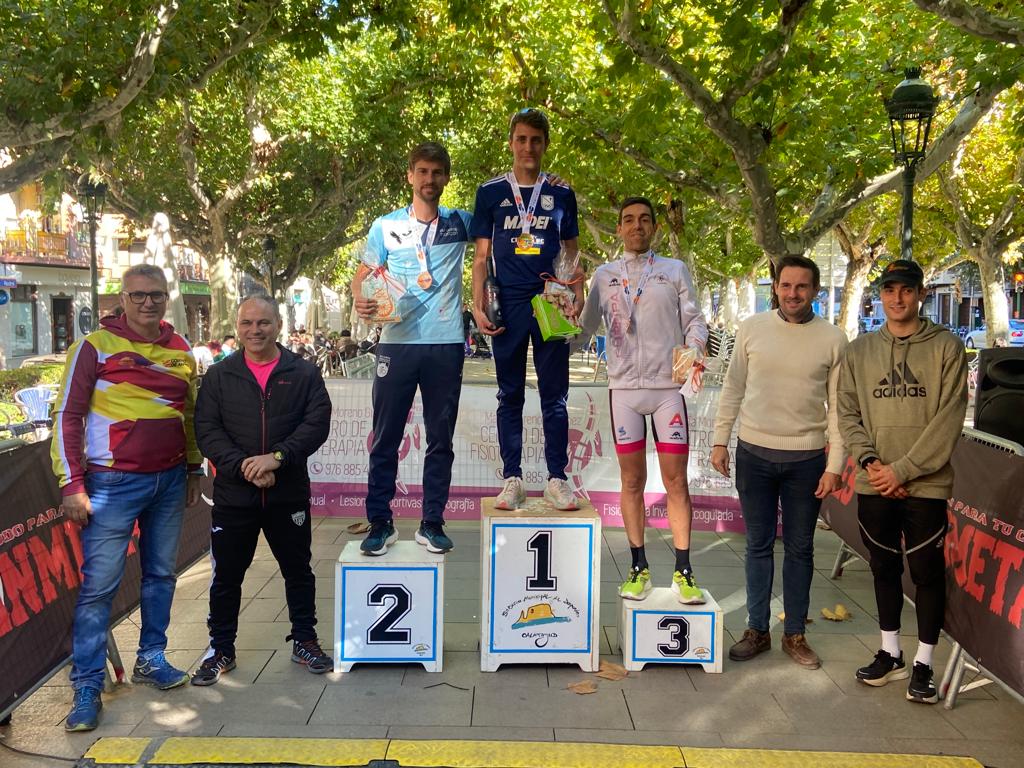 Armando García, en el podio de Calatayud.