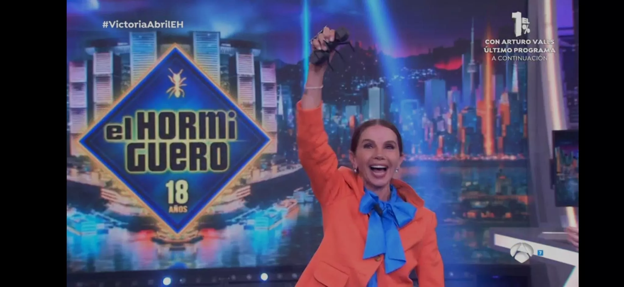 Victoria Abril muestra el Premio Luis Buñuel en El Hormiguero.