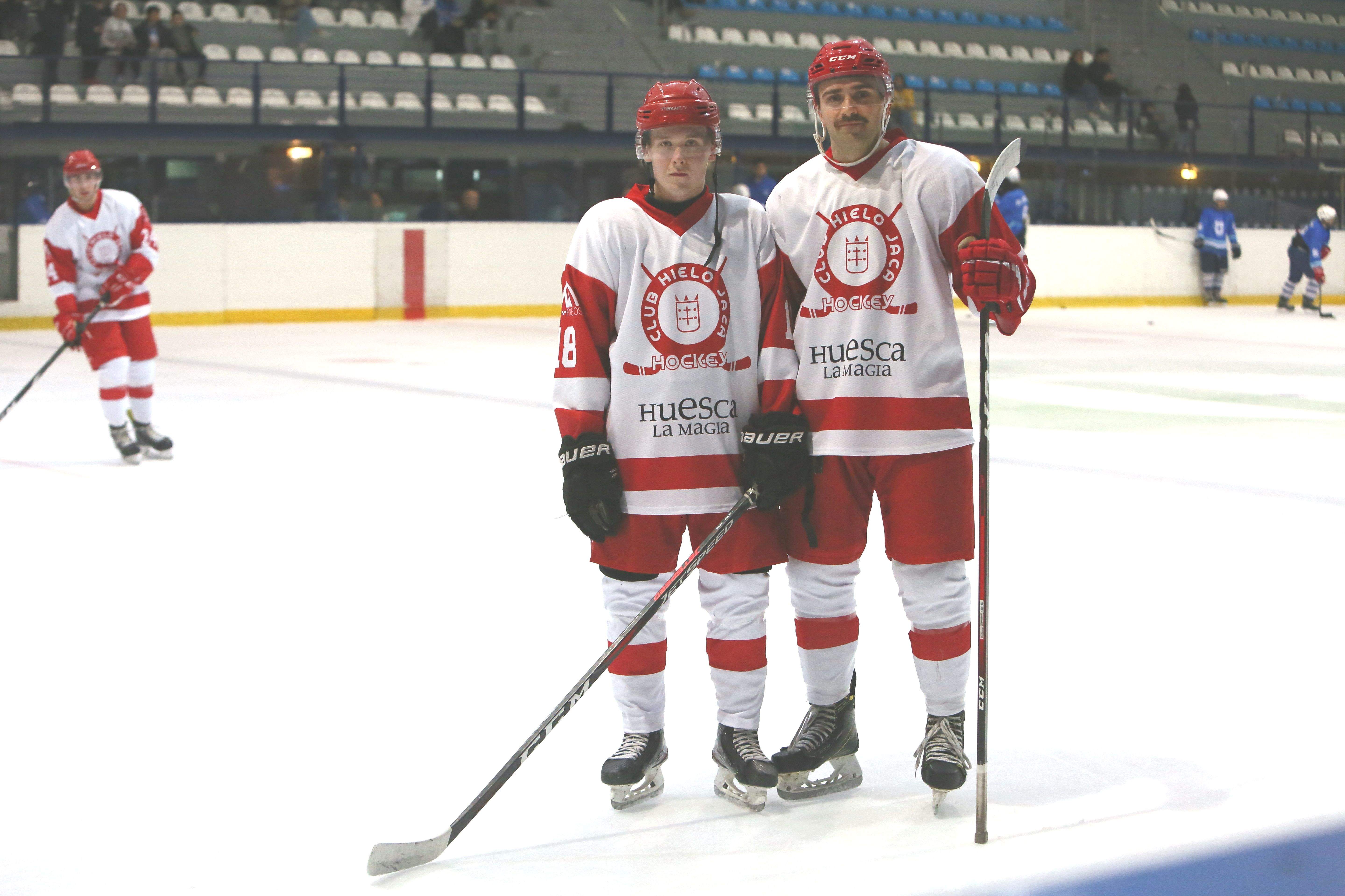 El nuevo delantero finlandés, Veeti Soila, en su debut oficial, junto al otro jugador extranjero del primer equipo, el estadounidense Chase Davenport.