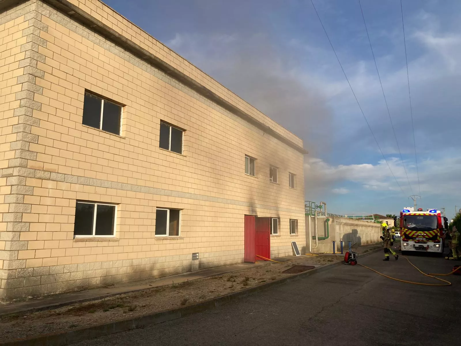 Los bomberos extinguen un incendio en la estación depuradora de Huesca.