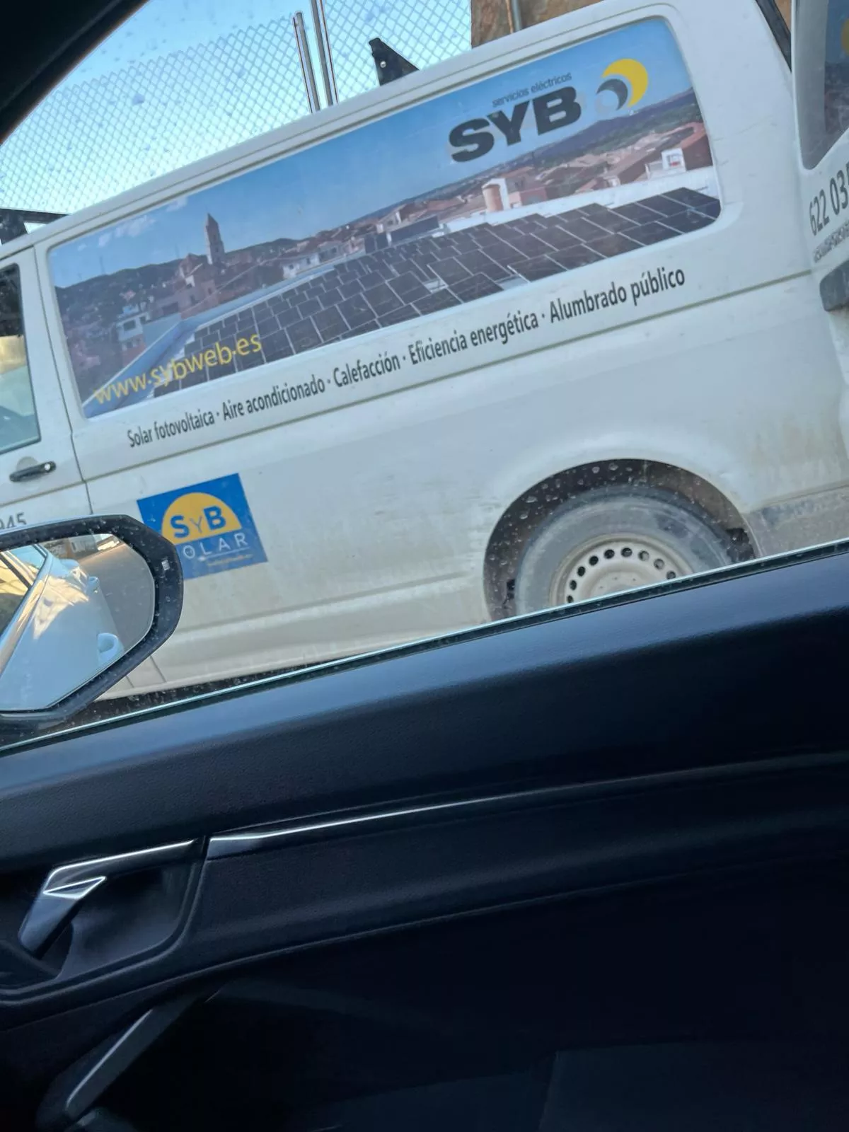 Un vehículo de SYB durante sus trabajos de recambio de la iluminación en Santalecina.