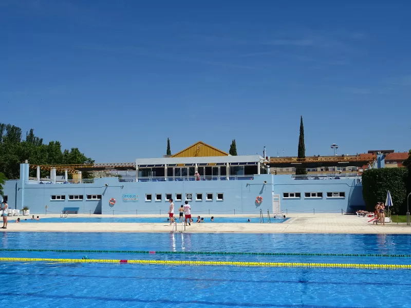  Piscina de la Ciudad Deportiva Municipal "José María Escriche" de Huesca.