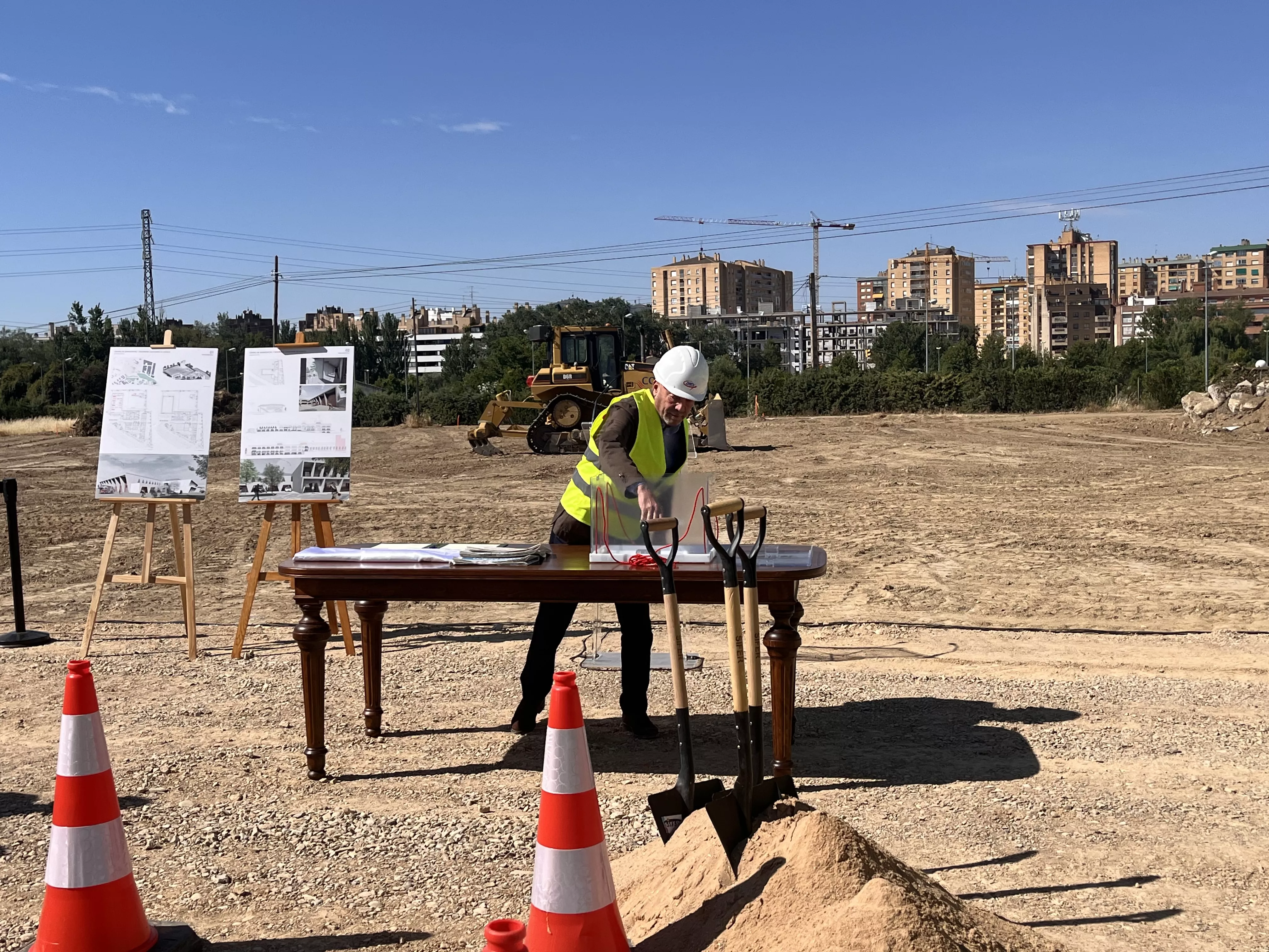 Acto de colocación de la primera piedra del Centro de Emergencias y Seguridad Ciudadana de Huesca. Foto Mercedes Manterola