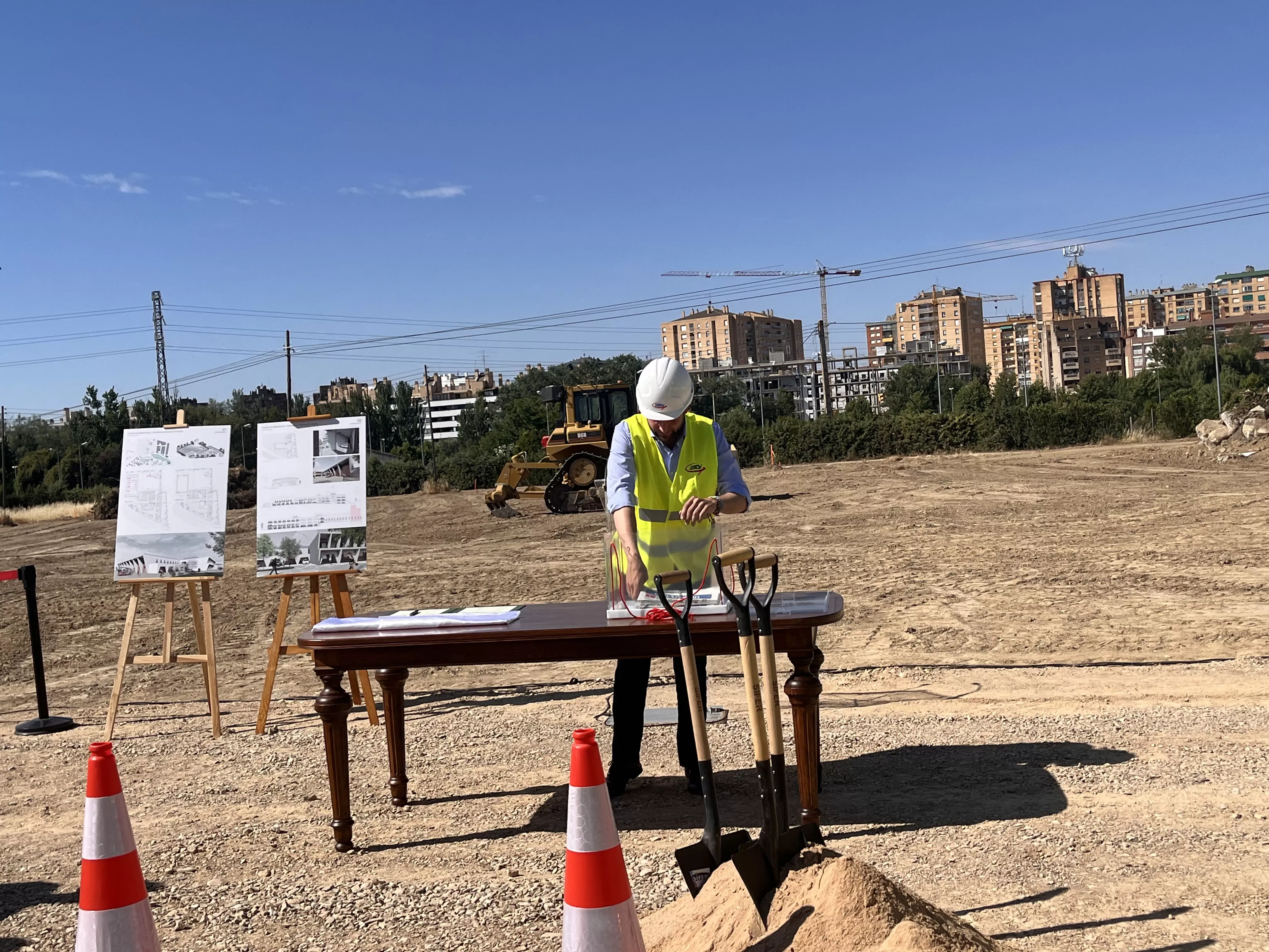 Acto de colocación de la primera piedra del Centro de Emergencias y Seguridad Ciudadana de Huesca. Foto Mercedes Manterola