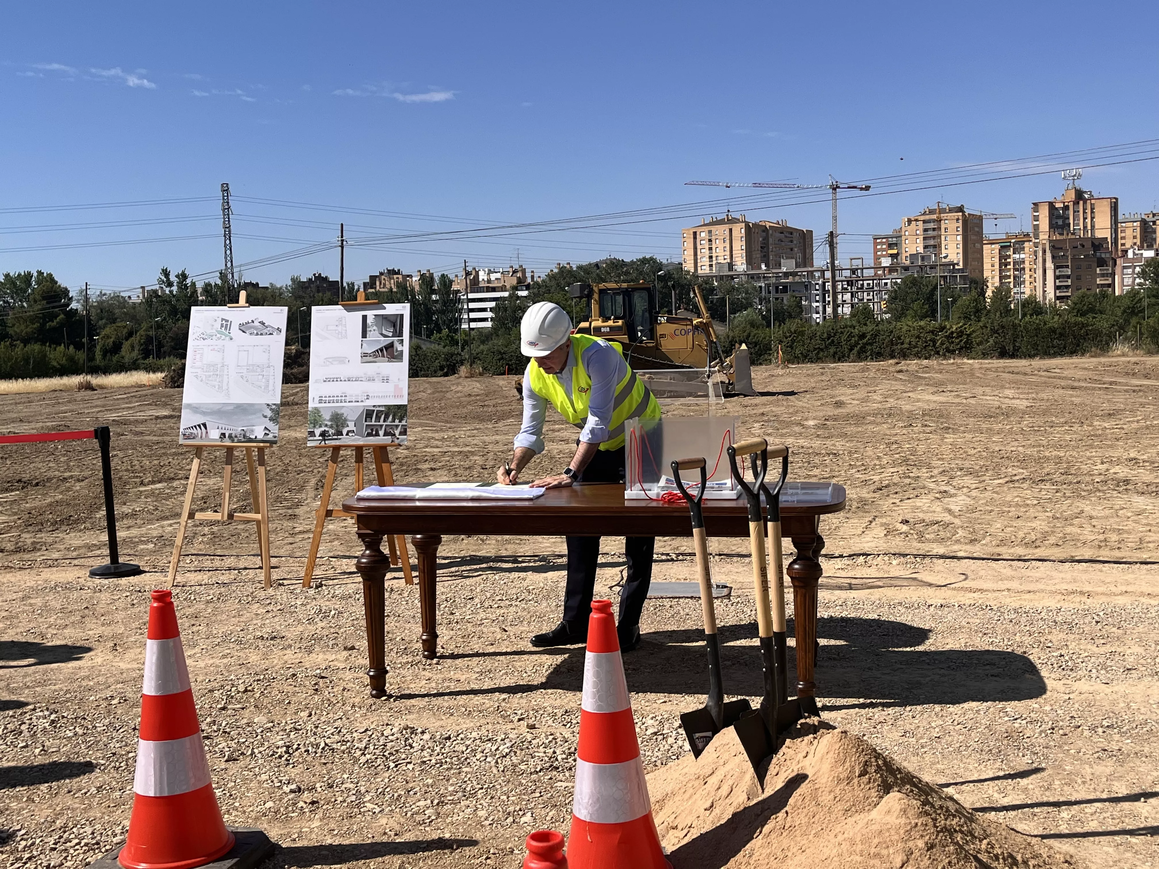 Acto de colocación de la primera piedra del Centro de Emergencias y Seguridad Ciudadana de Huesca. Foto Mercedes Manterola