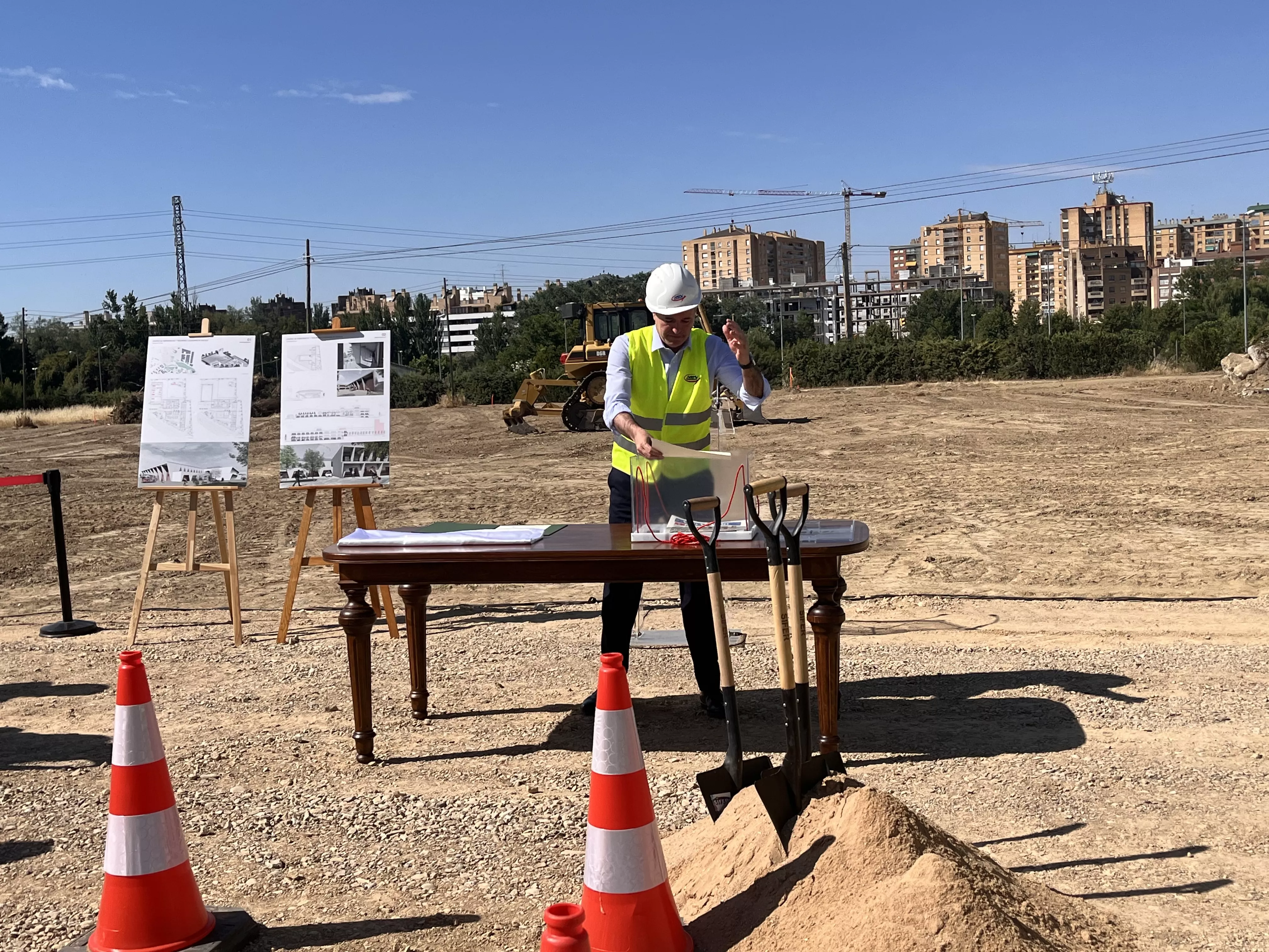 Acto de colocación de la primera piedra del Centro de Emergencias y Seguridad Ciudadana de Huesca. Foto Mercedes Manterola