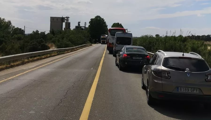Coches retenidos en el trazado de la autovía Huesca-Siétamo.