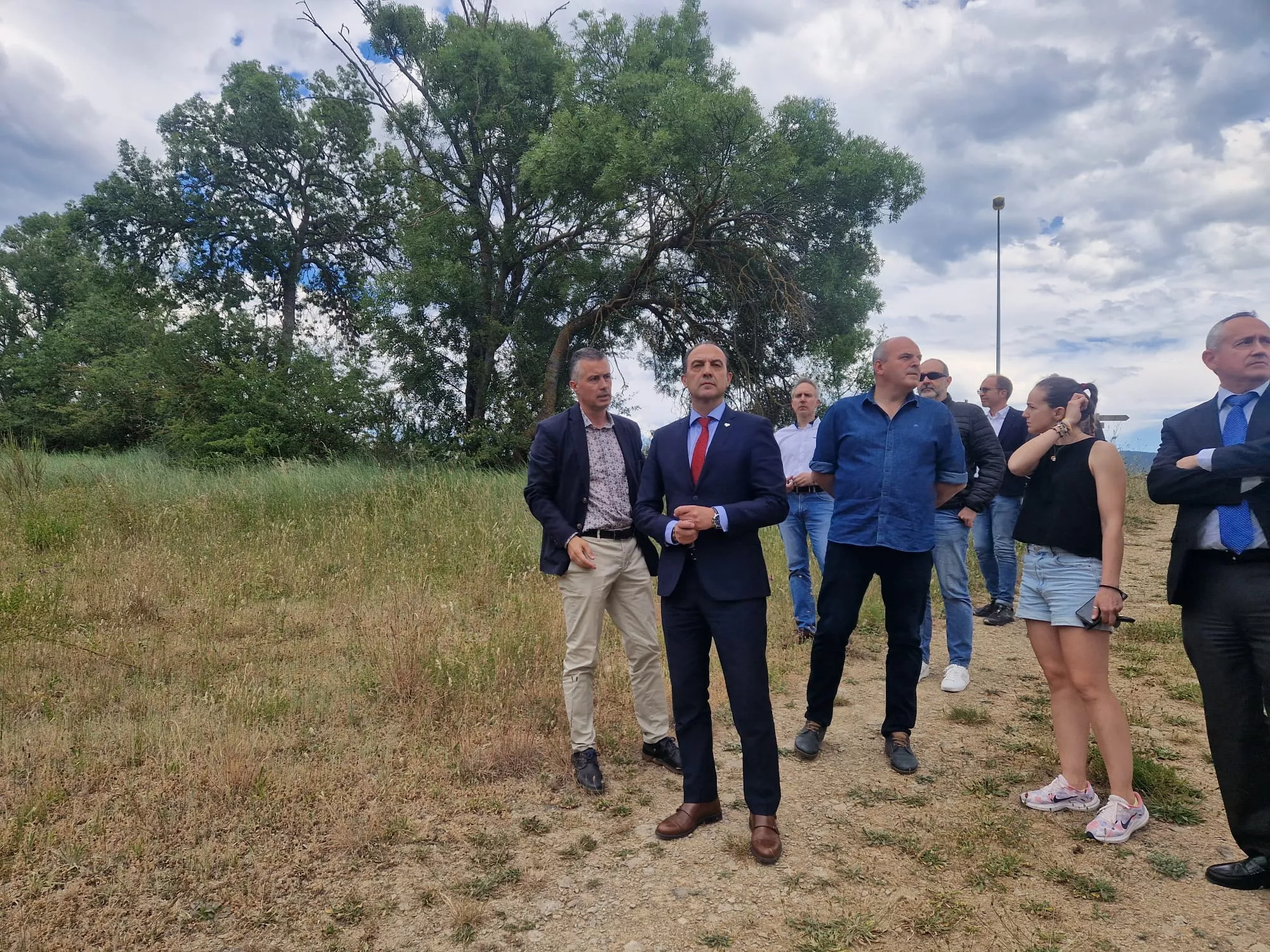 El consejero de Sanidad conoce la zona donde se va a construir el nuevo helipuerto de Jaca.