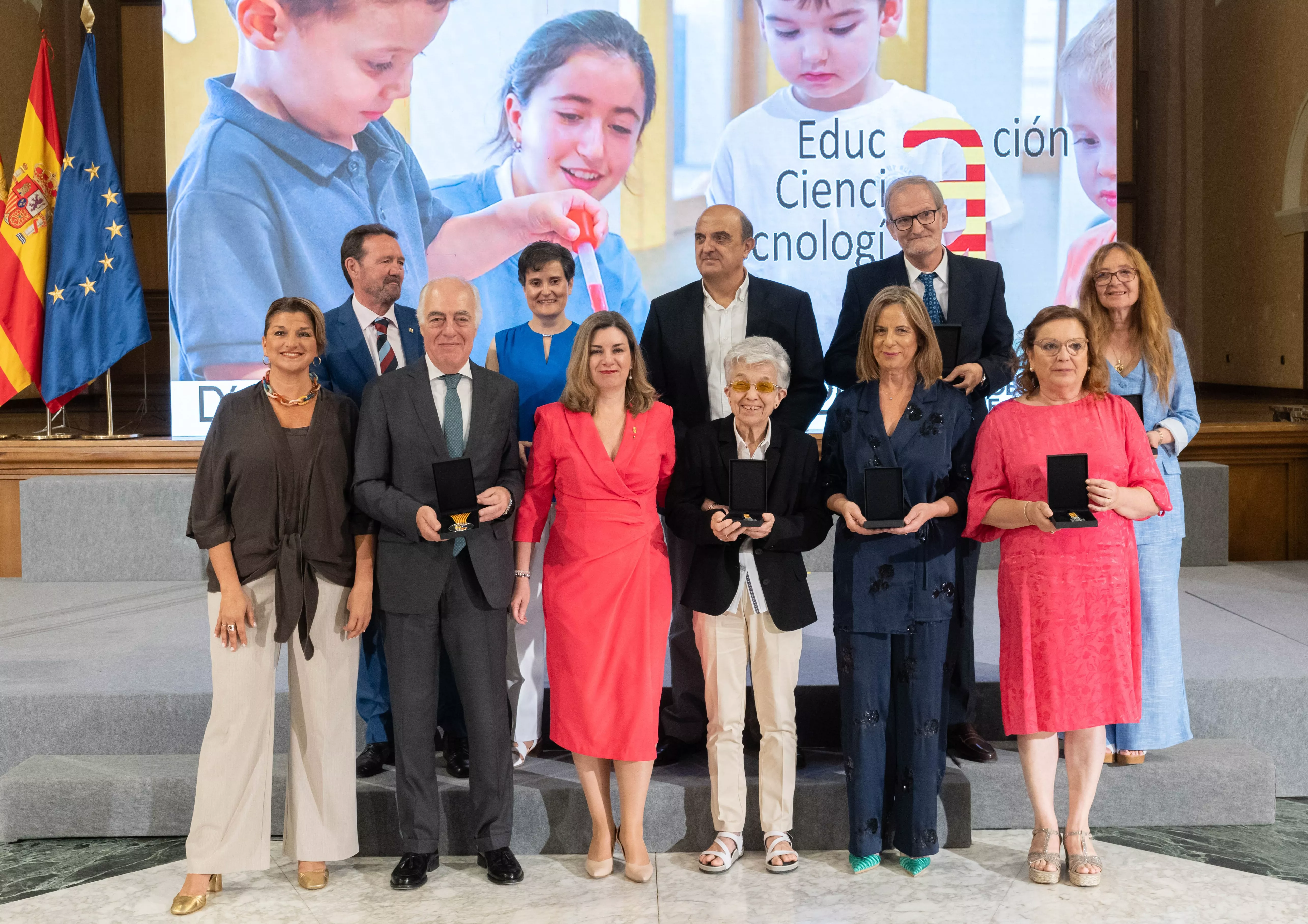 Galardonados con las cruces de José de Calasanz y la Medalla de la Educación con la consejera Claudia Pérez Forniés.