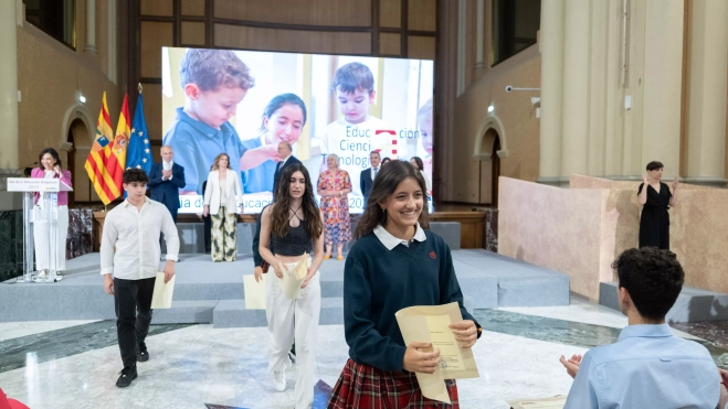 Alumnos han recogido distintos reconocimientos en la gala. Alumnos han recogido distintos reconocimientos en la gala.