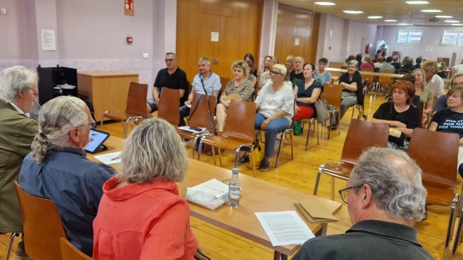 Una treintena de personas ha acudido a la reunión. Foto Myriam Martínez