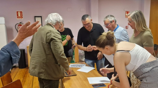 Asistentes, firmando el documento que se enviará al consejero de Sanidad. Foto Myriam Martínez