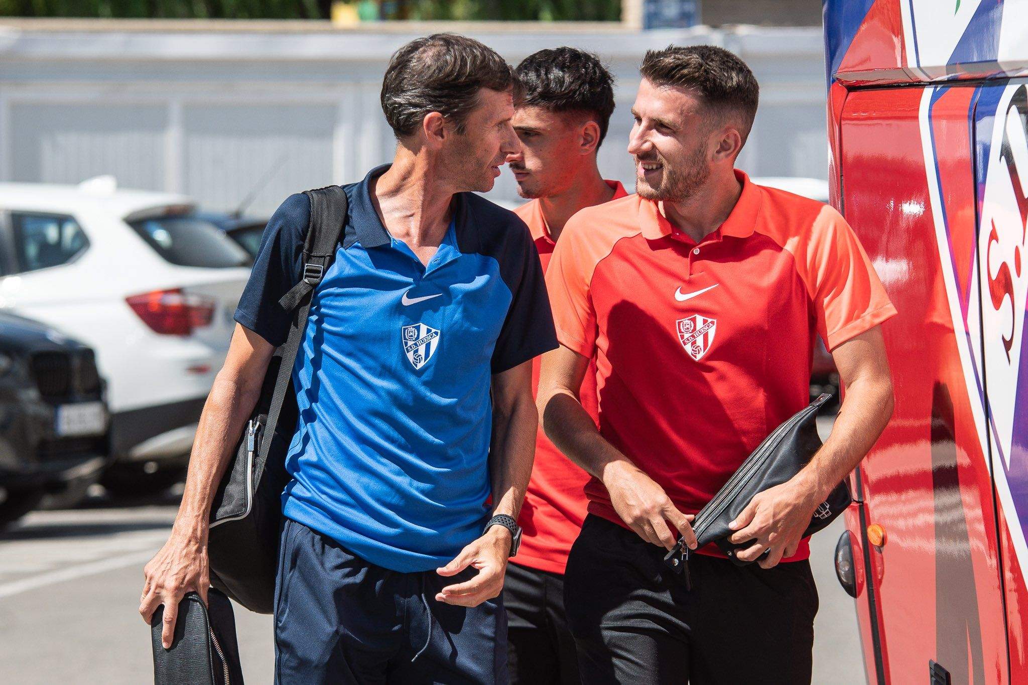 Cuco Ziganda, entrenador del Huesca, conversa con Gerard Valentín.