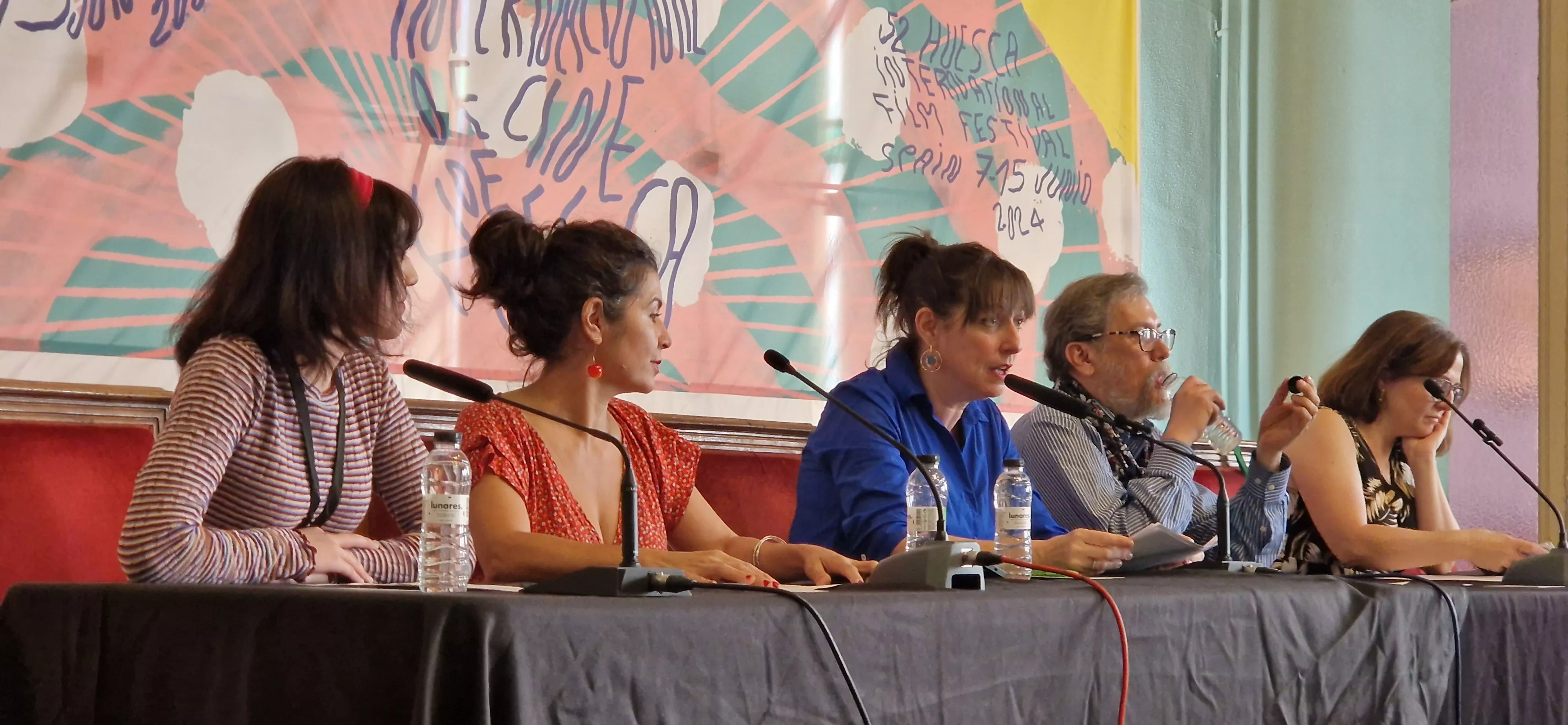 Estela Rasal, en el centro de la imagen, dirigiéndose a los asistentes. Foto Myriam Martínez