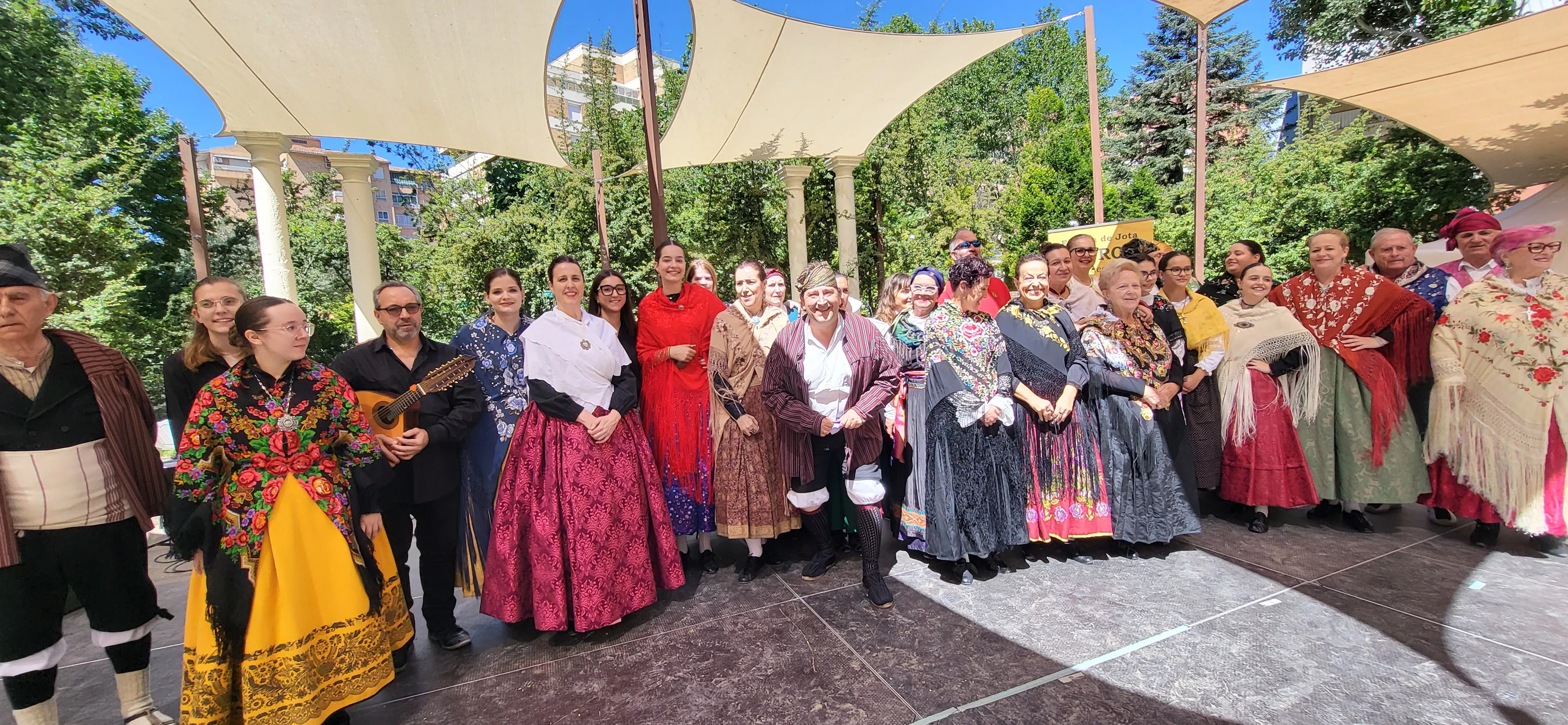Integrantes de la Escuela Alborozo que han participado en la celebración del final de curso en el parque Miguel Servet. Foto mercedes Manterola Integrantes de la Escuela Alborozo que han participado en la celebración del final de curso en el parque Miguel Servet. Foto mercedes Manterola