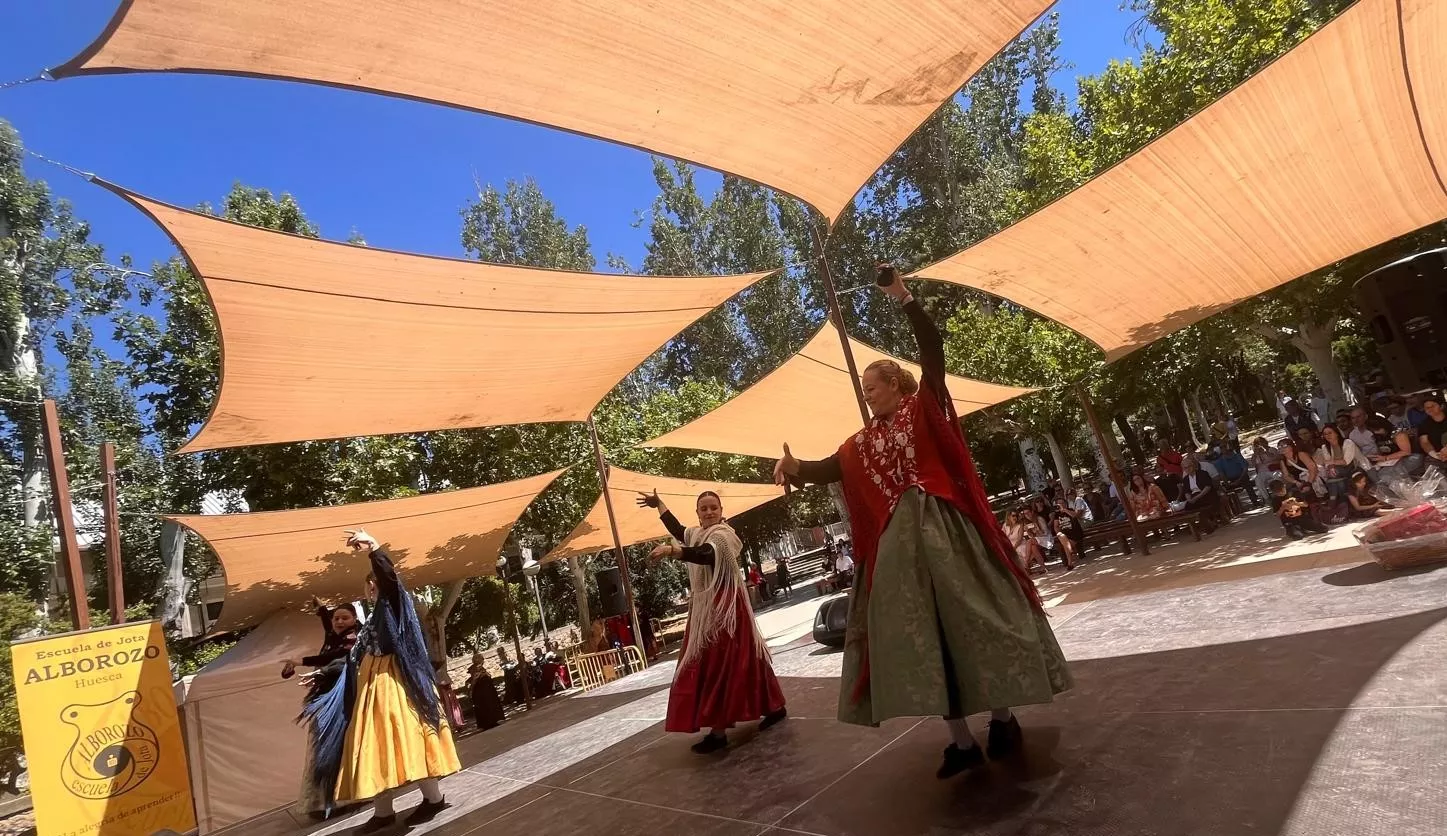 Actuación de la Escuela Alborozo en el parque Miguel Servet. Foto Mercedes Manterola