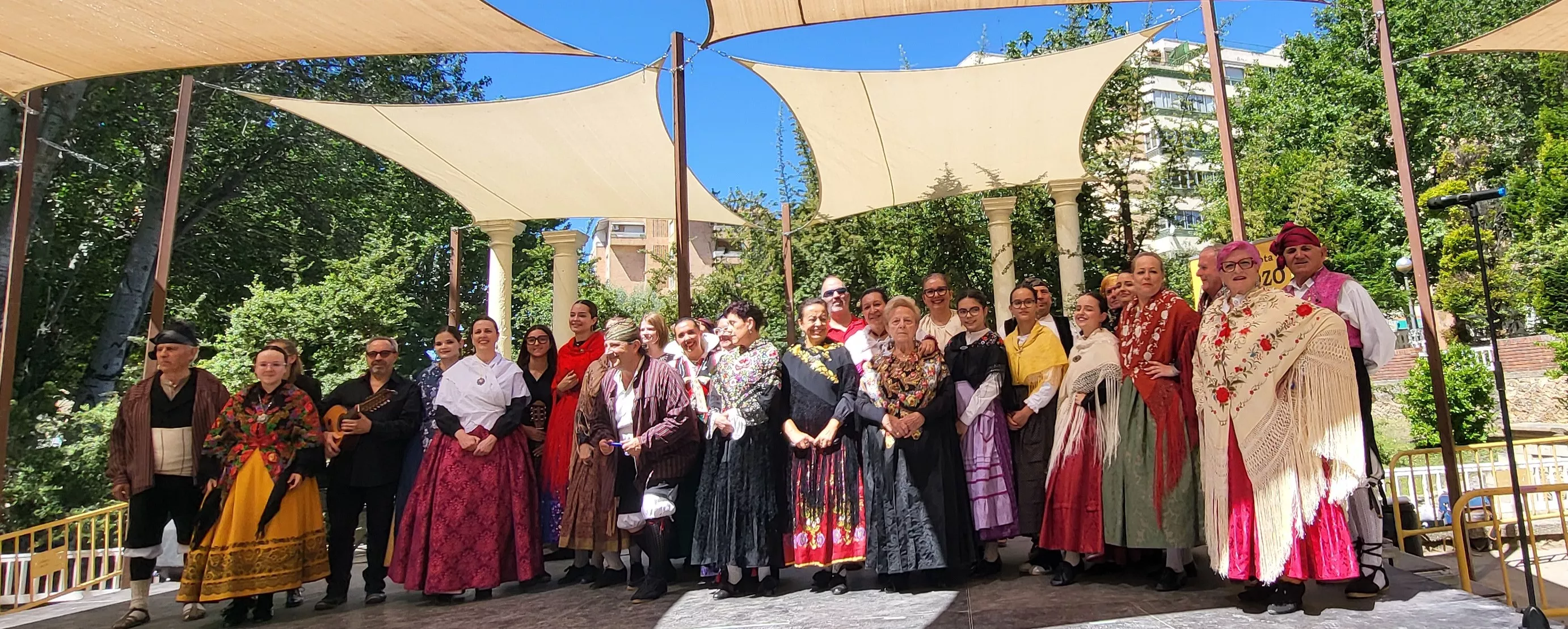 Actuación de la Escuela Alborozo en el parque Miguel Servet. Foto Mercedes Manterola