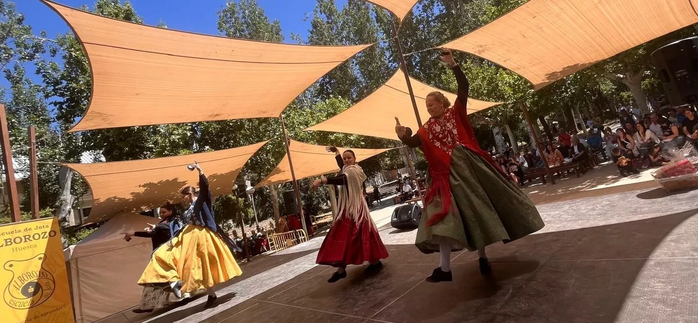Actuación de la Escuela Alborozo en el parque Miguel Servet. Foto Mercedes Manterola