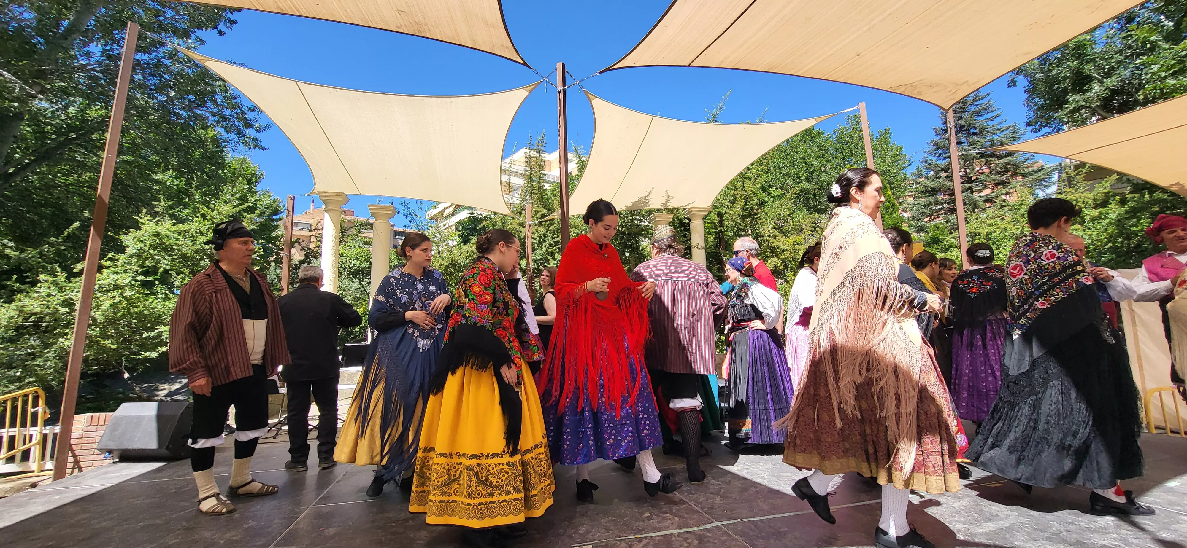Actuación de la Escuela Alborozo en el parque Miguel Servet. Foto Mercedes Manterola