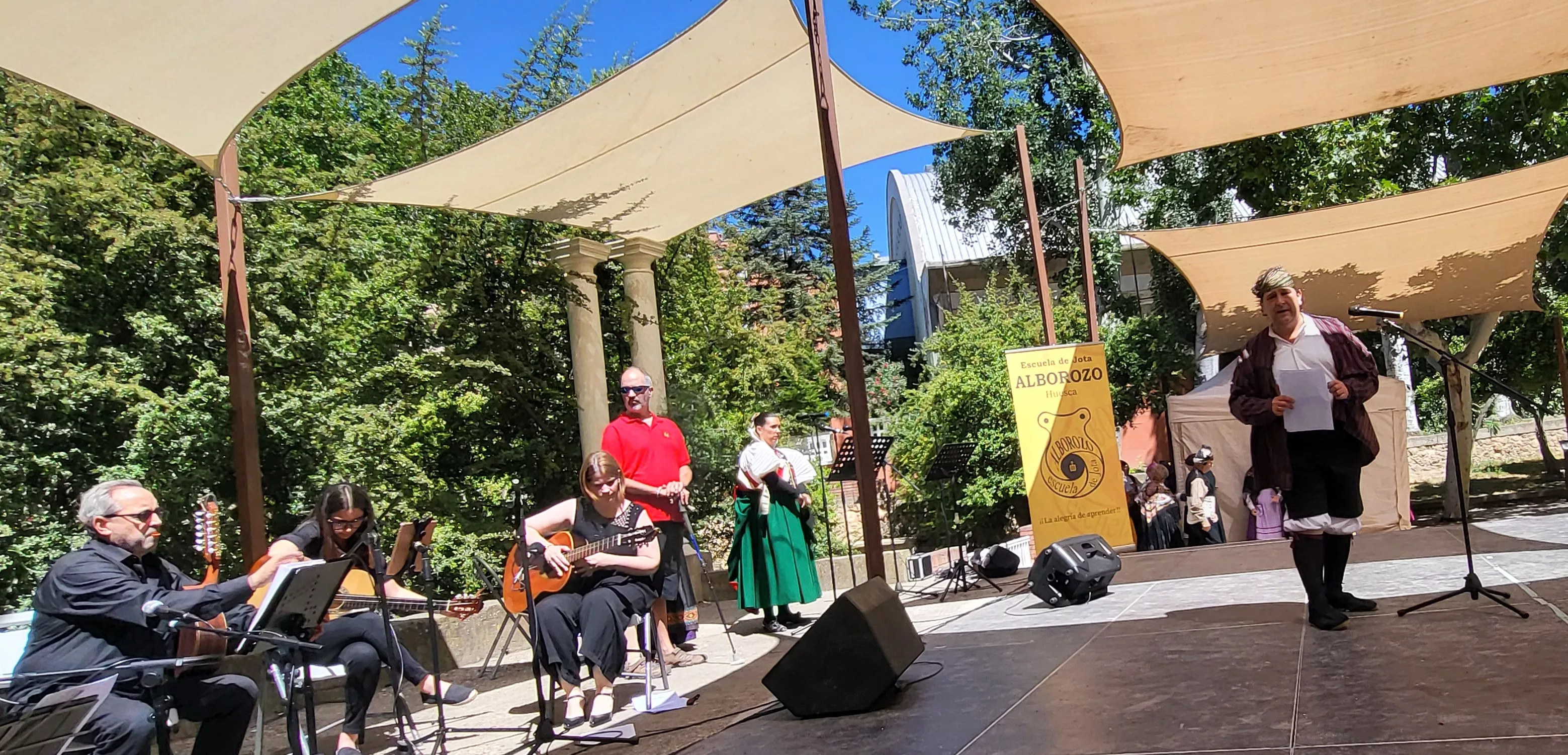 Actuación de la Escuela Alborozo en el parque Miguel Servet. Foto Mercedes Manterola