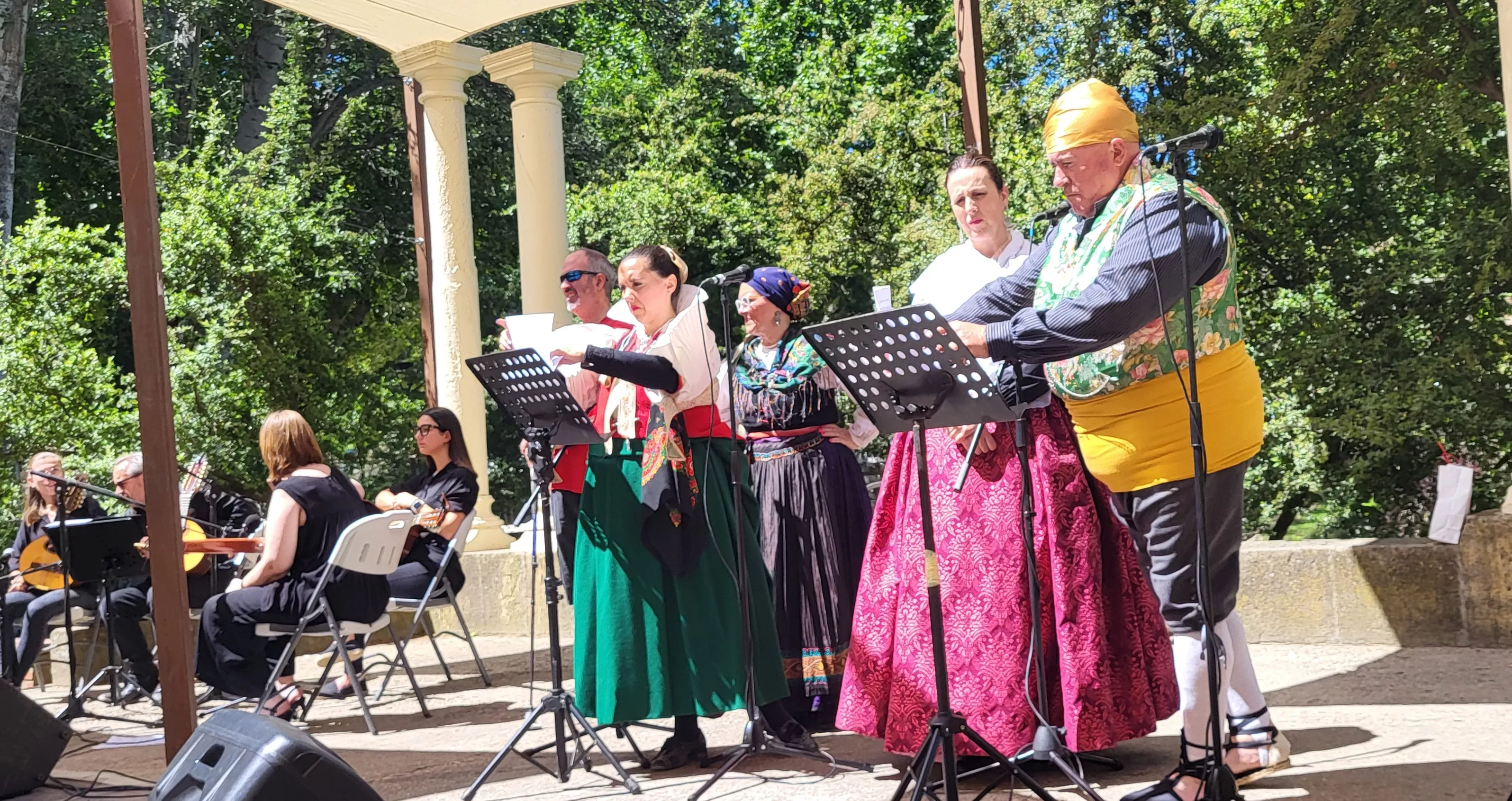 Actuación de la Escuela Alborozo en el parque Miguel Servet. Foto Mercedes Manterola