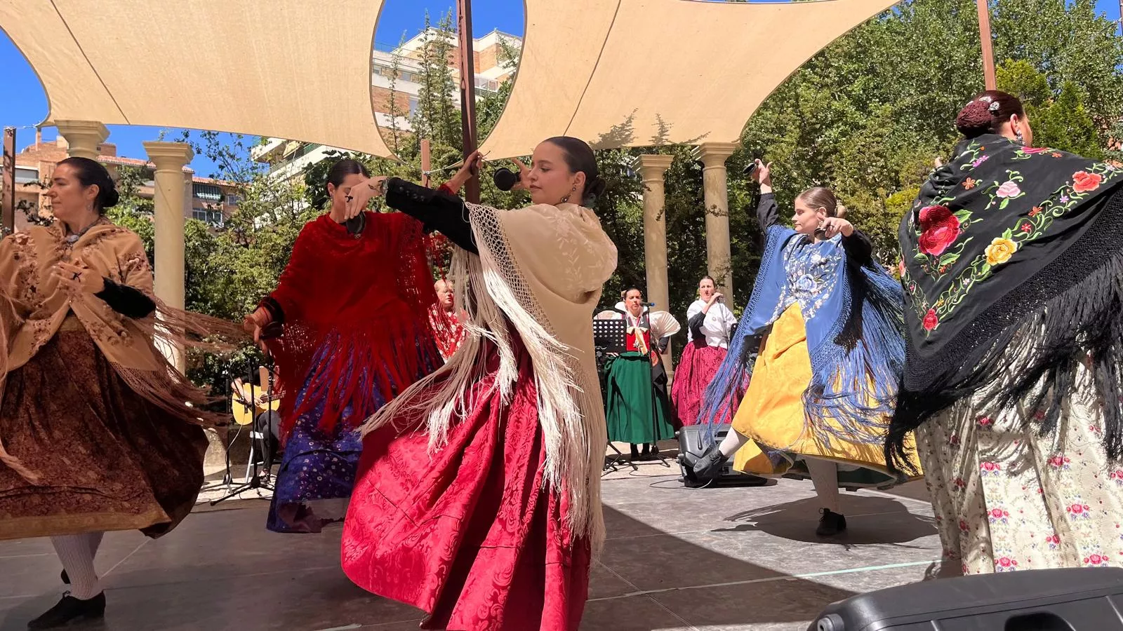 Actuación de la Escuela Alborozo en el parque Miguel Servet. Foto Mercedes Manterola