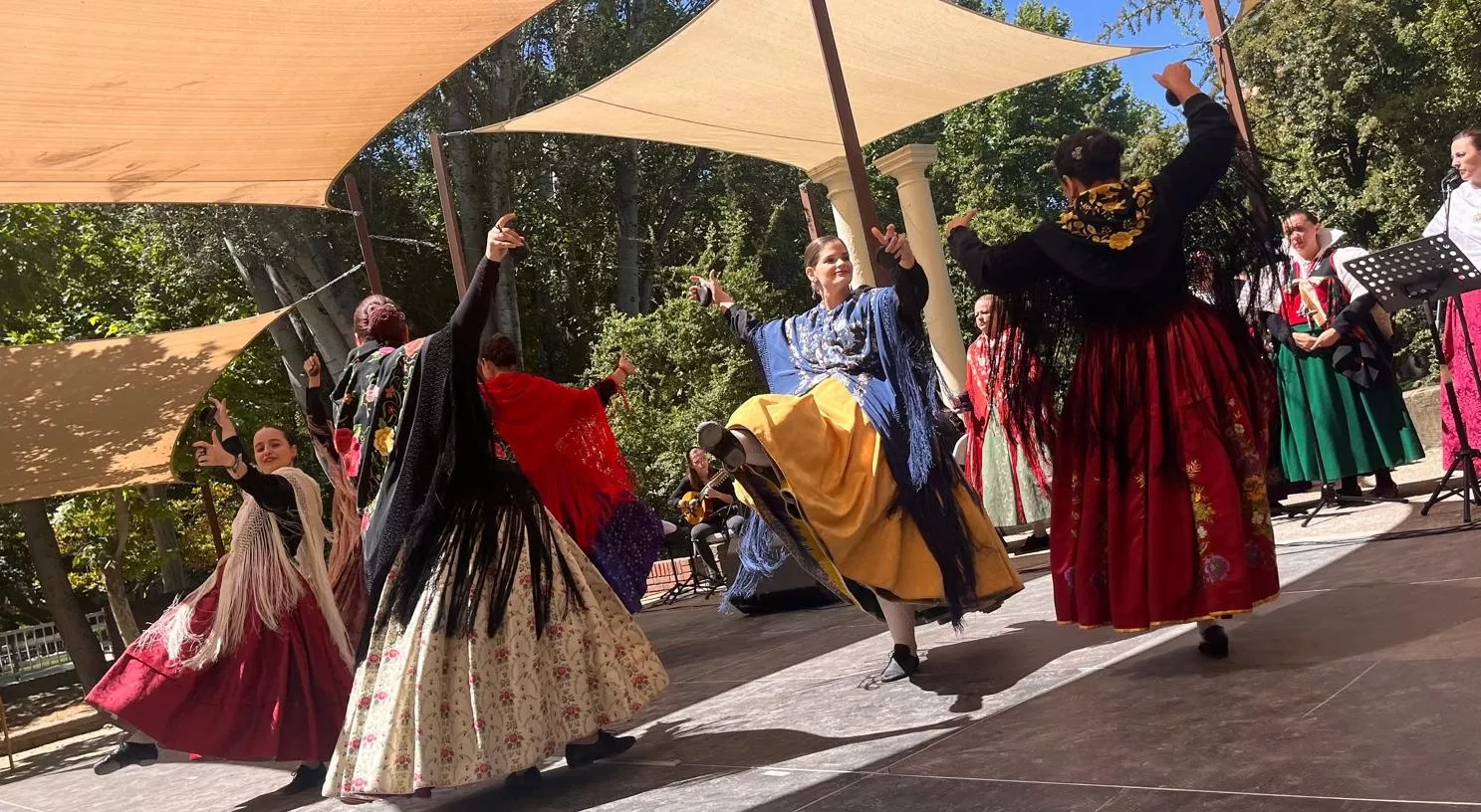 Actuación de la Escuela Alborozo en el parque Miguel Servet. Foto Mercedes Manterola