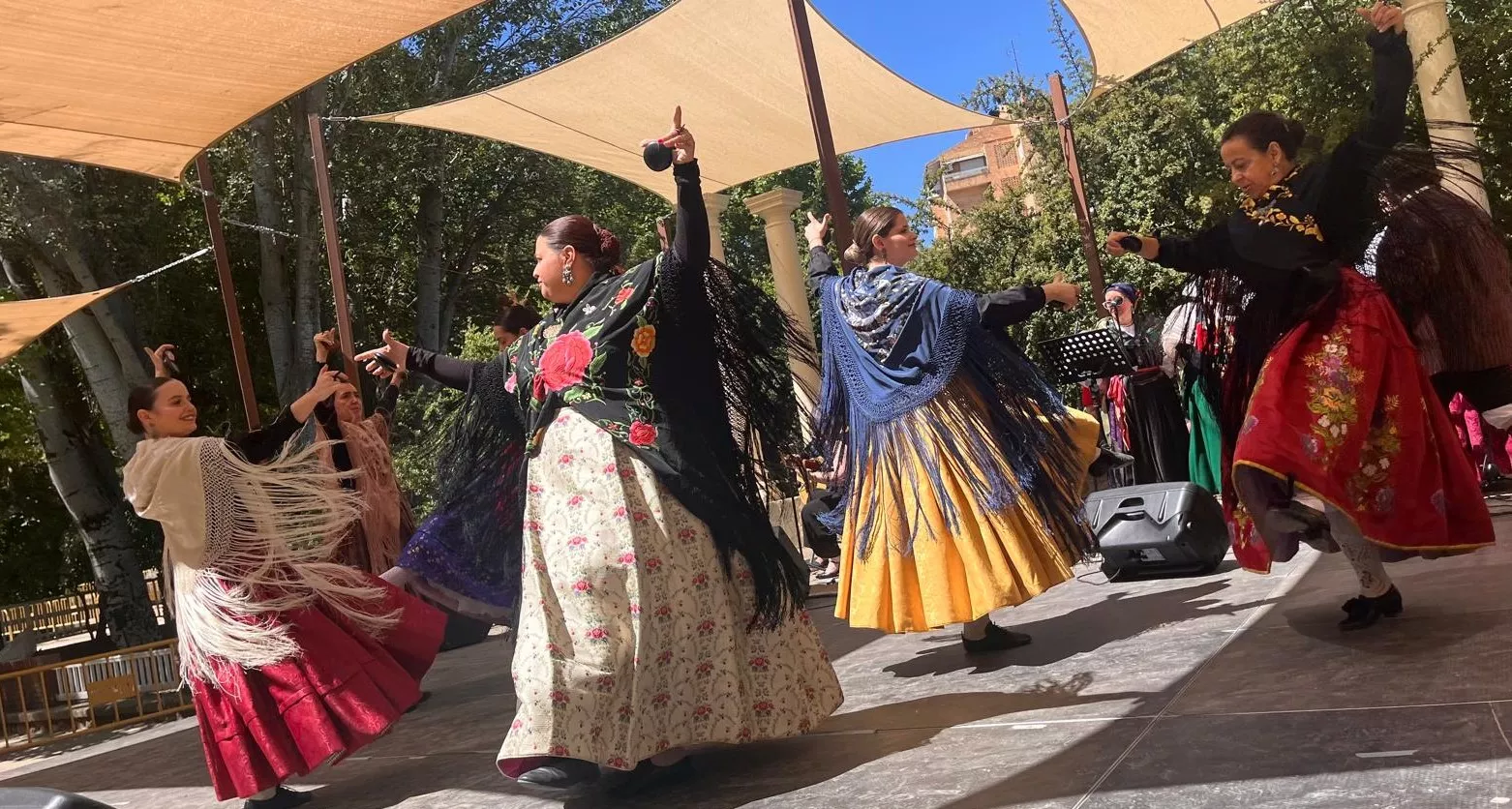 Actuación de la Escuela Alborozo en el parque Miguel Servet. Foto Mercedes Manterola