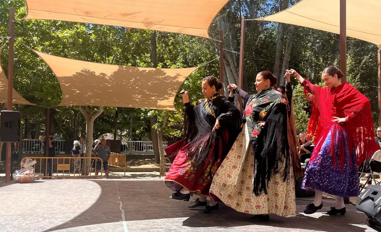Actuación de la Escuela Alborozo en el parque Miguel Servet. Foto Mercedes Manterola