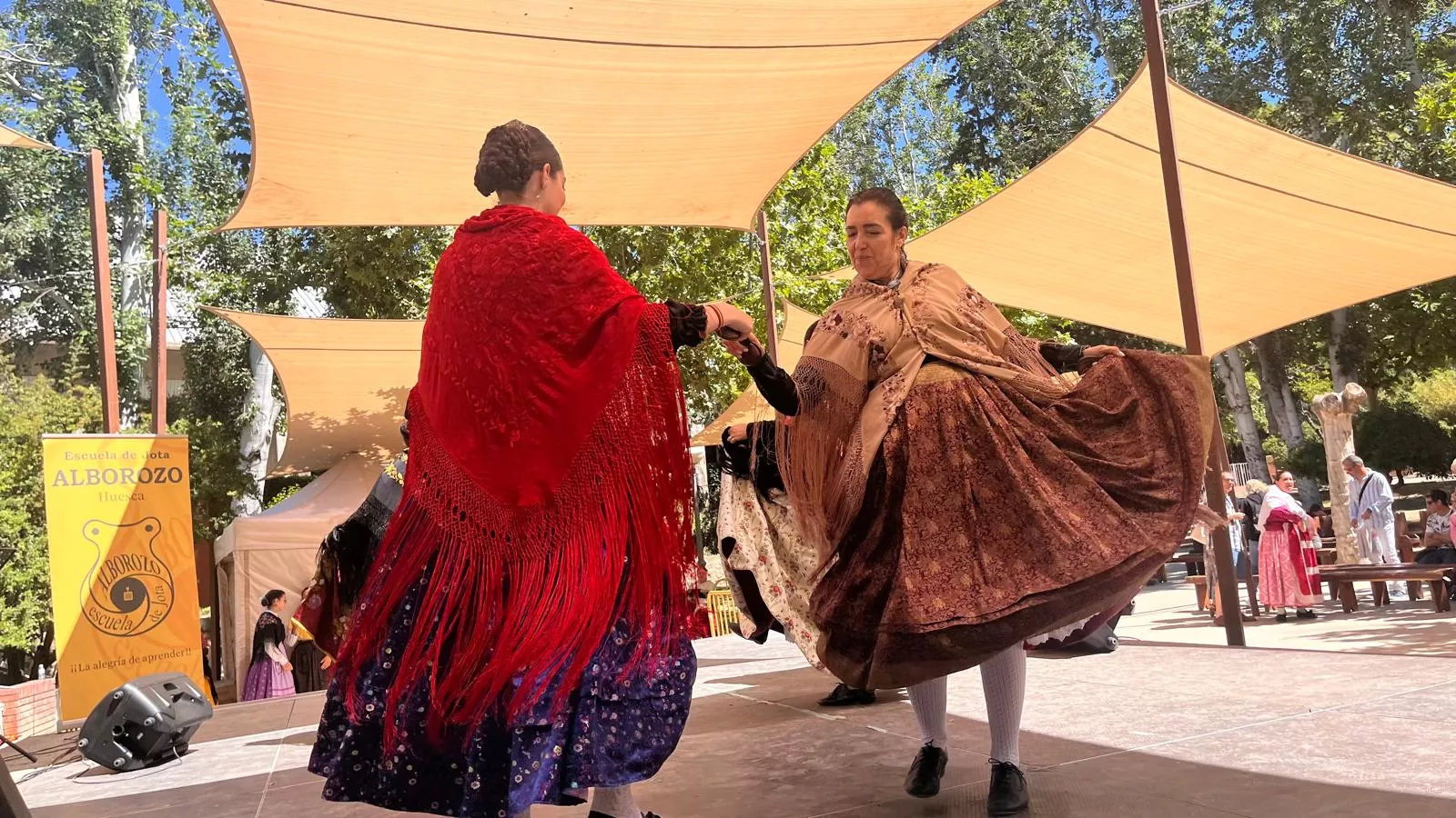 Actuación de la Escuela Alborozo en el parque Miguel Servet. Foto Mercedes Manterola