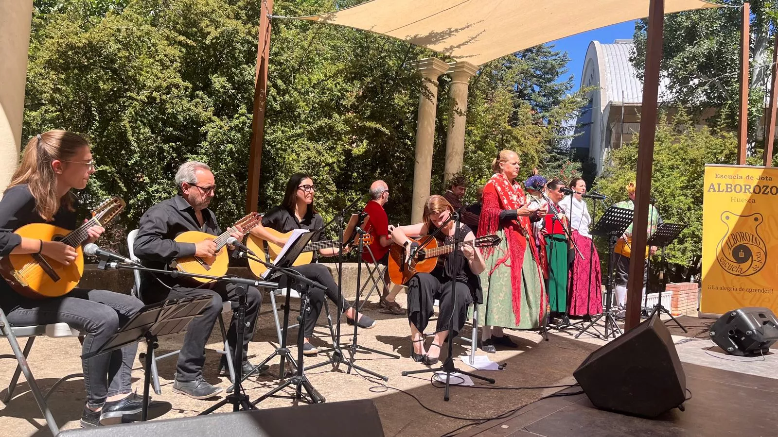 Actuación de la Escuela Alborozo en el parque Miguel Servet. Foto Mercedes Manterola