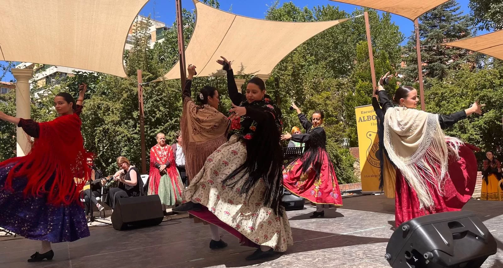 Actuación de la Escuela Alborozo en el parque Miguel Servet. Foto Mercedes Manterola