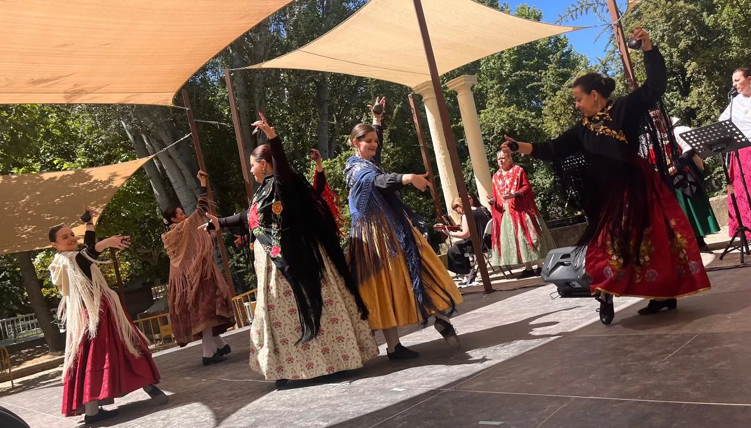 Actuación de la Escuela Alborozo en el parque Miguel Servet. Foto Mercedes Manterola