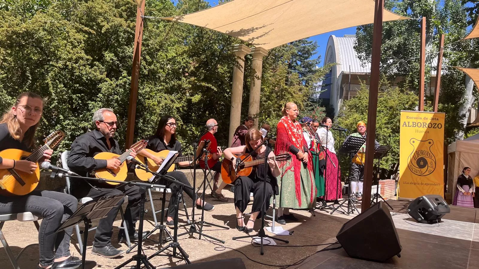 Actuación de la Escuela Alborozo en el parque Miguel Servet. Foto Mercedes Manterola